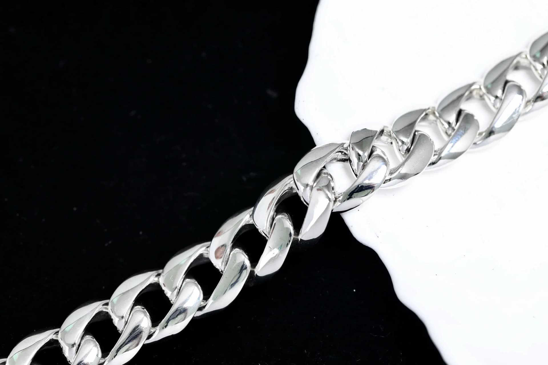 Крупный план панцирного плетения серебряного браслета Chrome Hearts