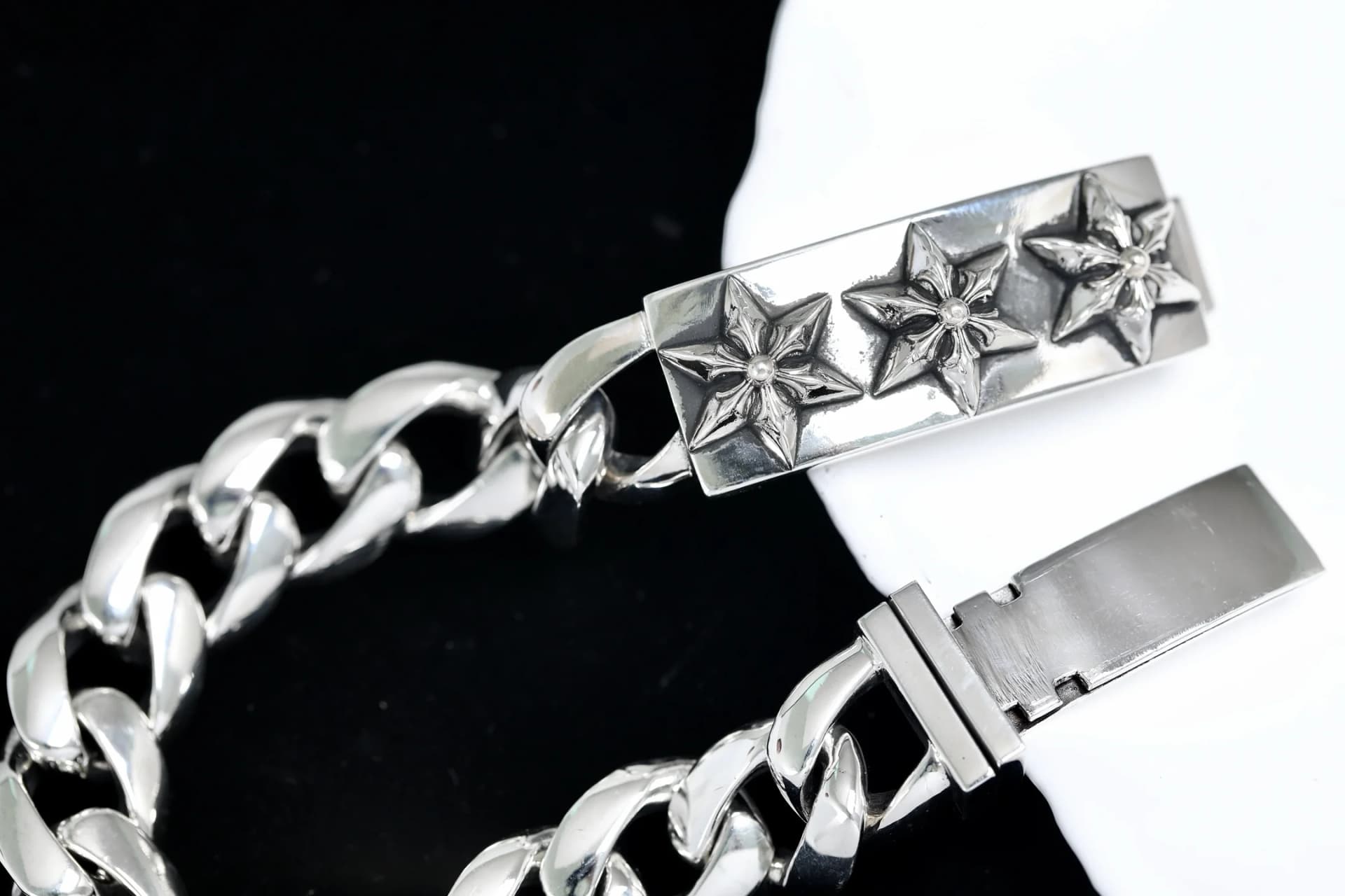 Деталь открытого коробчатого замка браслета Chrome Hearts Star ID