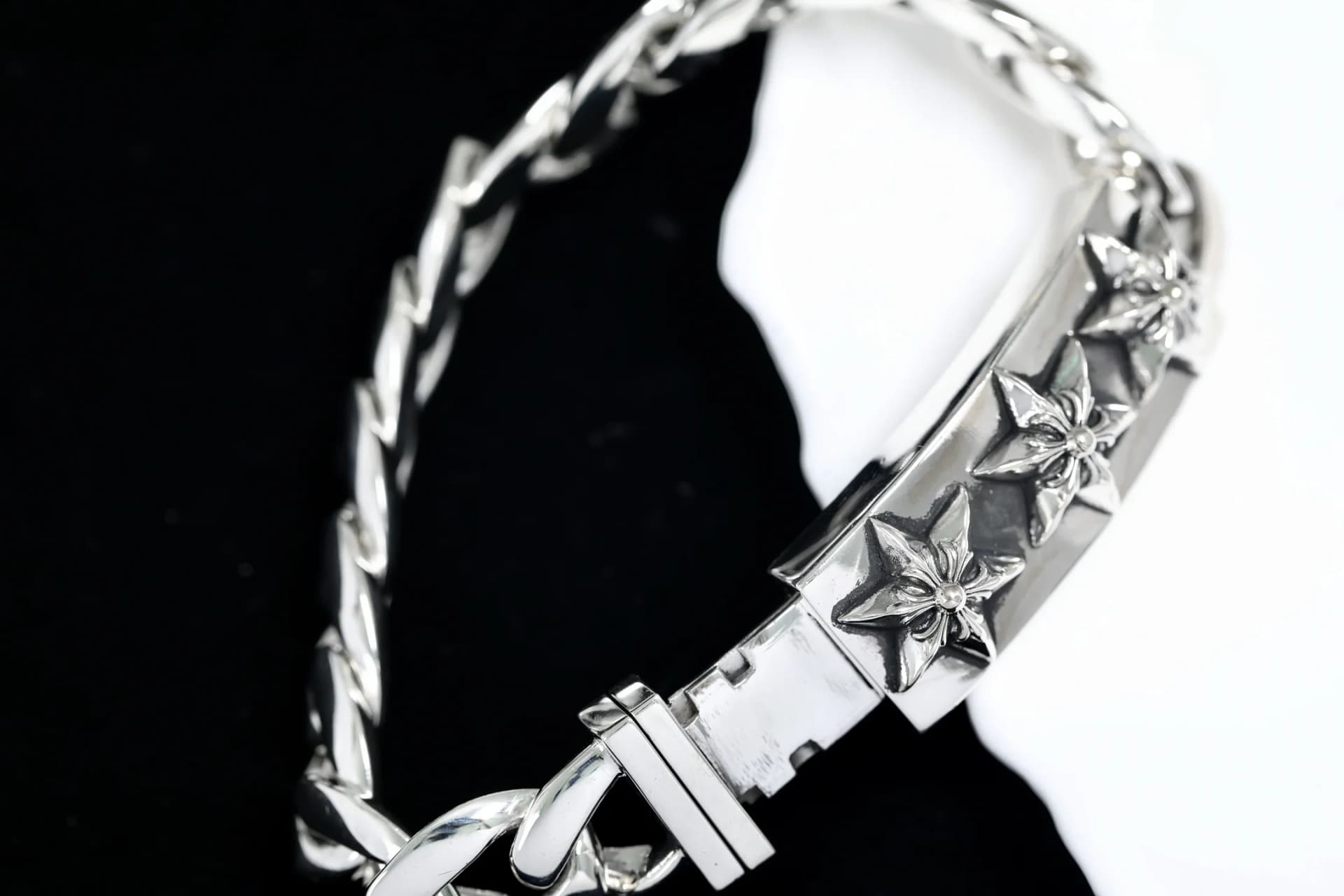 Объемный вид браслета Chrome Hearts Star ID с замком и пластиной