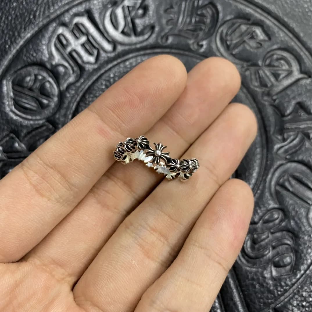 Детализированный рельефный узор с крестом на кольце Chrome Hearts