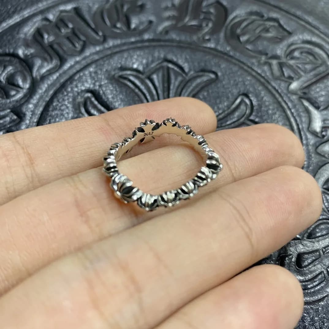 Боковой ракурс серебряного кольца Chrome Hearts с крестовым мотивом