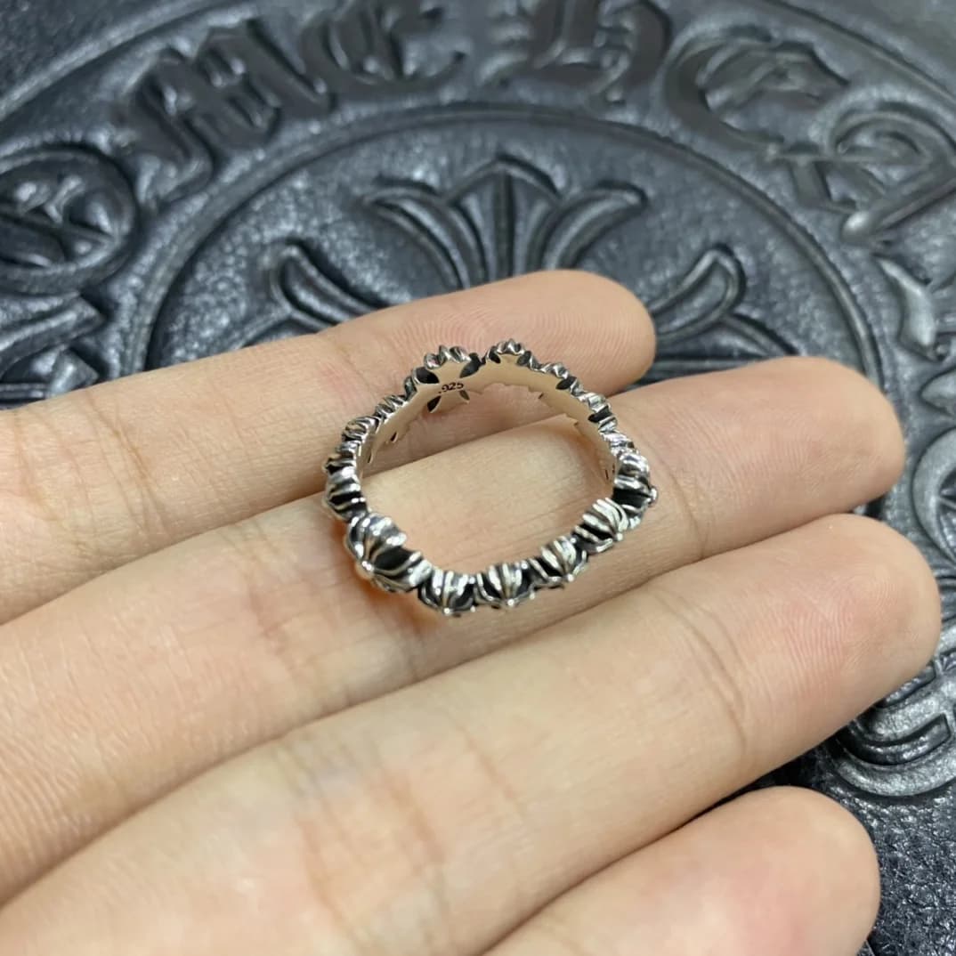 Фактура и отделка серебряного кольца Chrome Hearts крупным планом