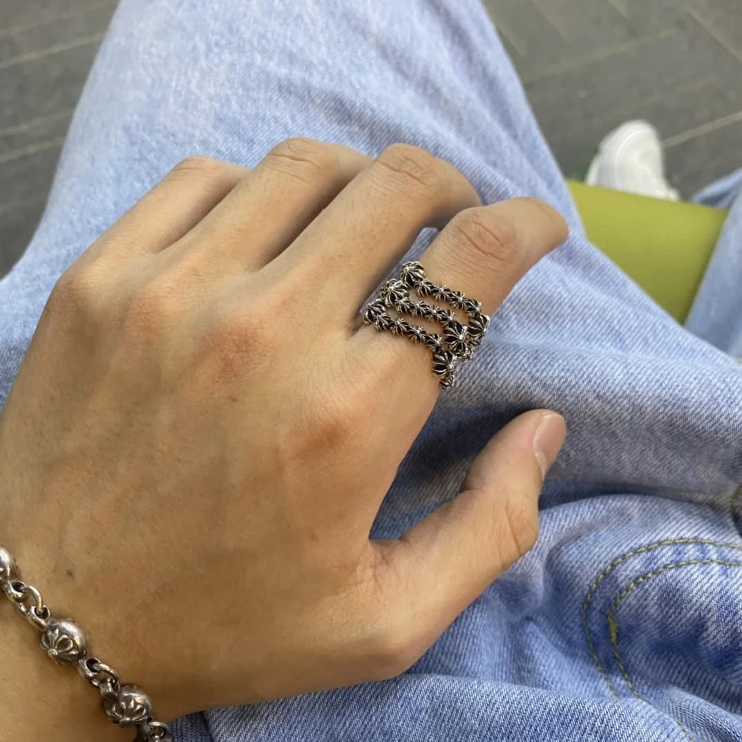 Сет из серебряных колец Chrome Hearts на руке