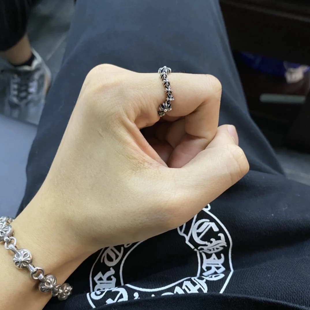 Серебряное кольцо Chrome Hearts на пальце, вид сбоку