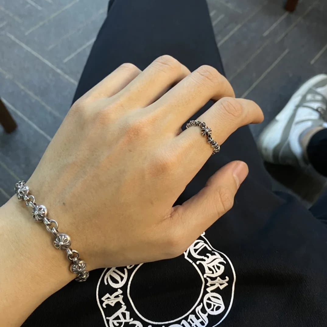 Кольцо Chrome Hearts из серебра в образе на руке