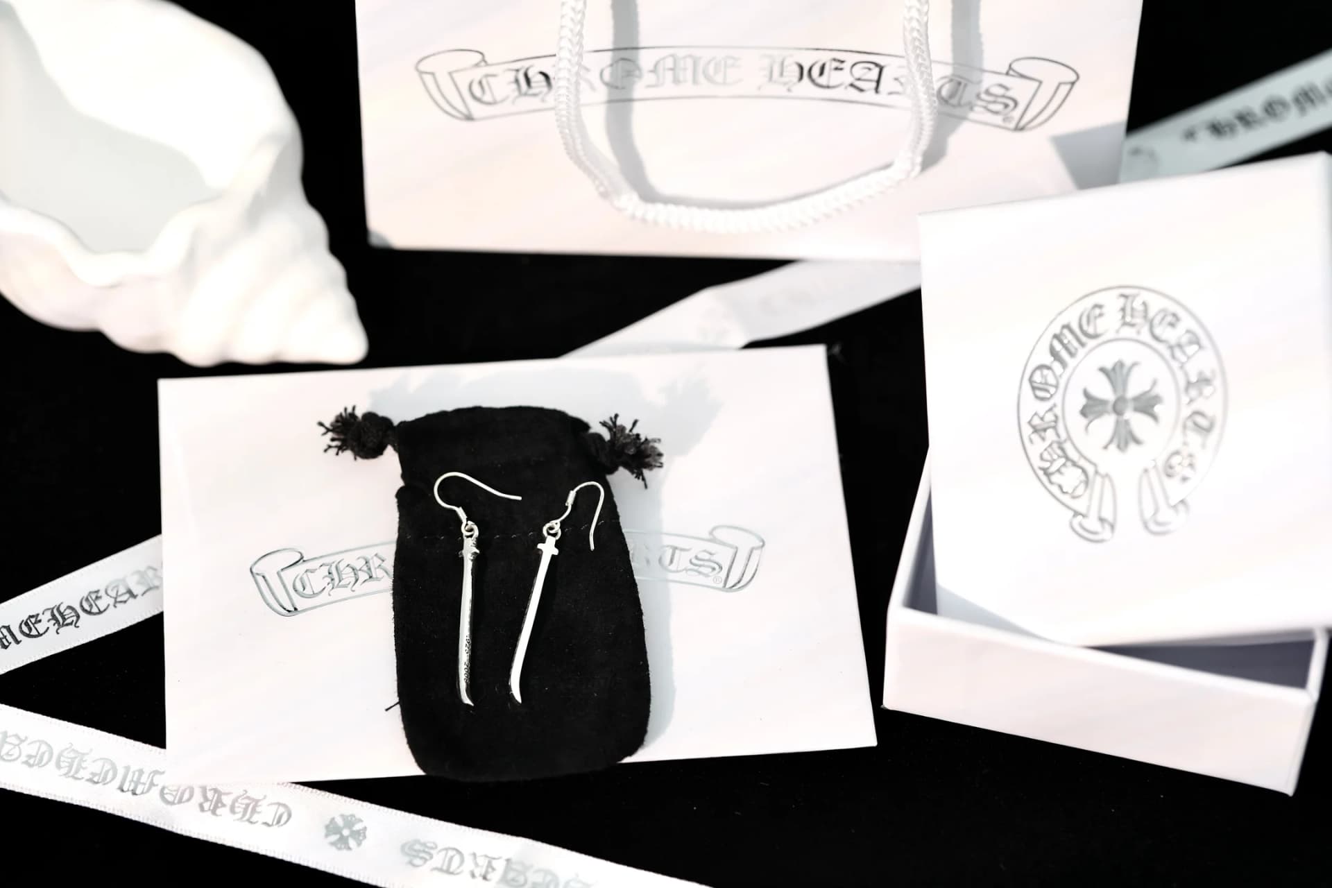 Полный комплект серег Chrome Hearts с замшевым чехлом, коробкой и фирменным пакетом