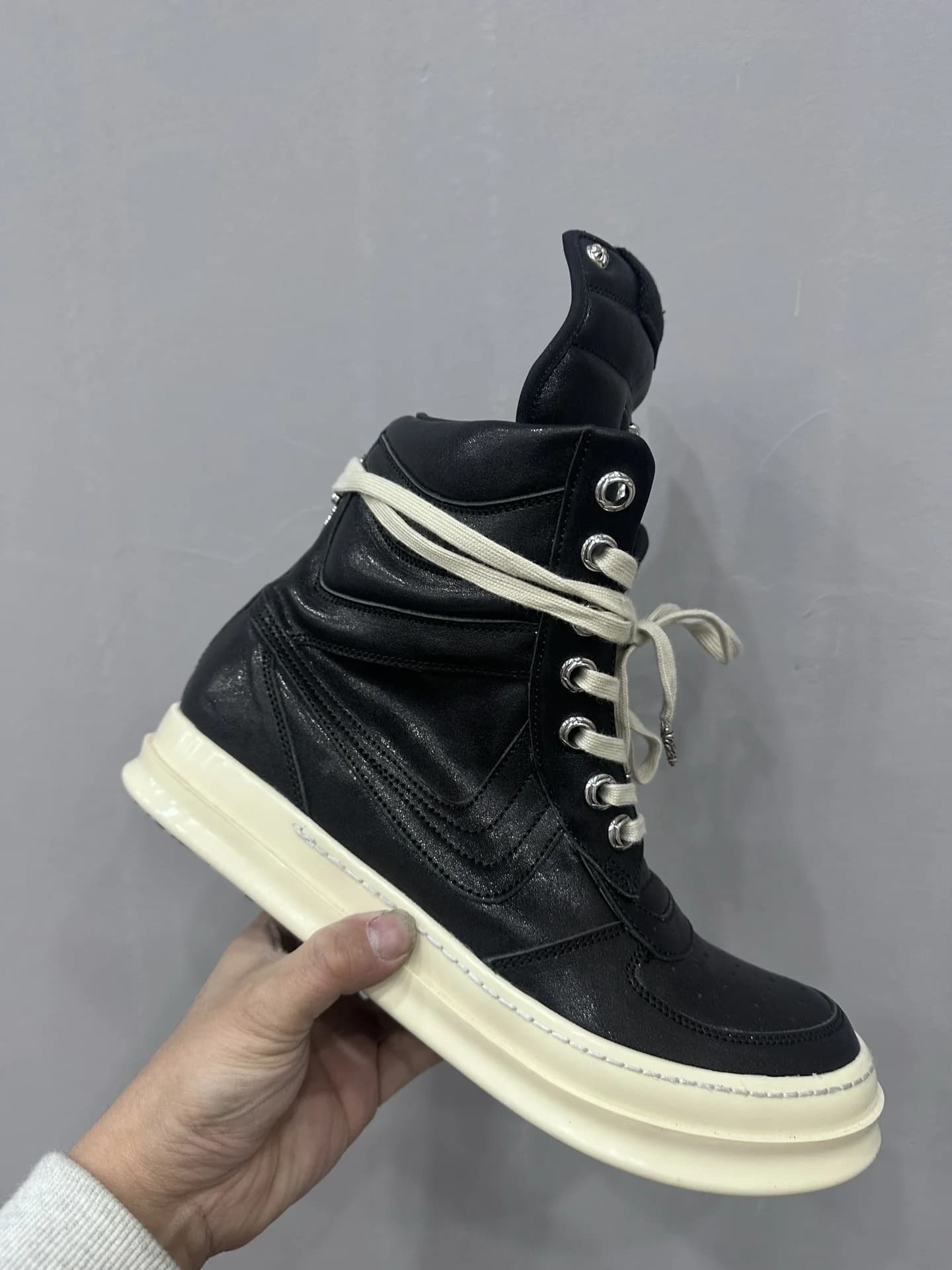 Вид сбоку на высокие кеды Chrome Hearts x Rick Owens Geobasket