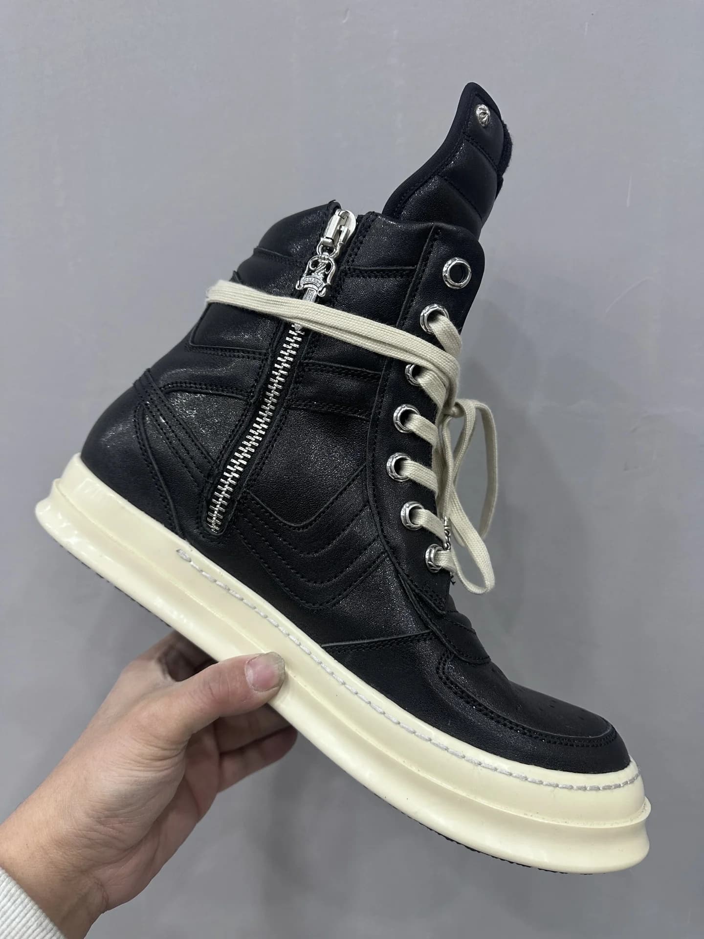 Вид сбоку с молнией на кедах Chrome Hearts x Rick Owens Geobasket
