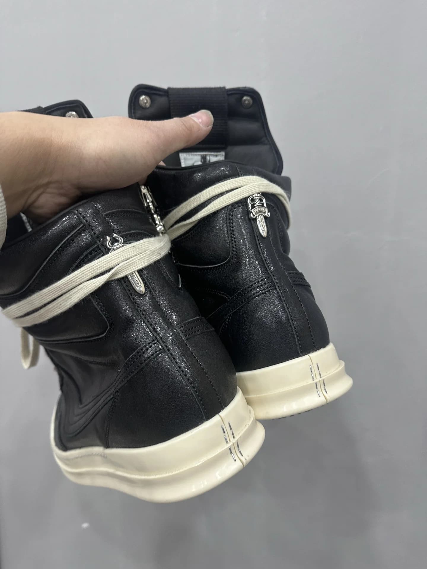 Вид сзади на кеды Chrome Hearts x Rick Owens Geobasket