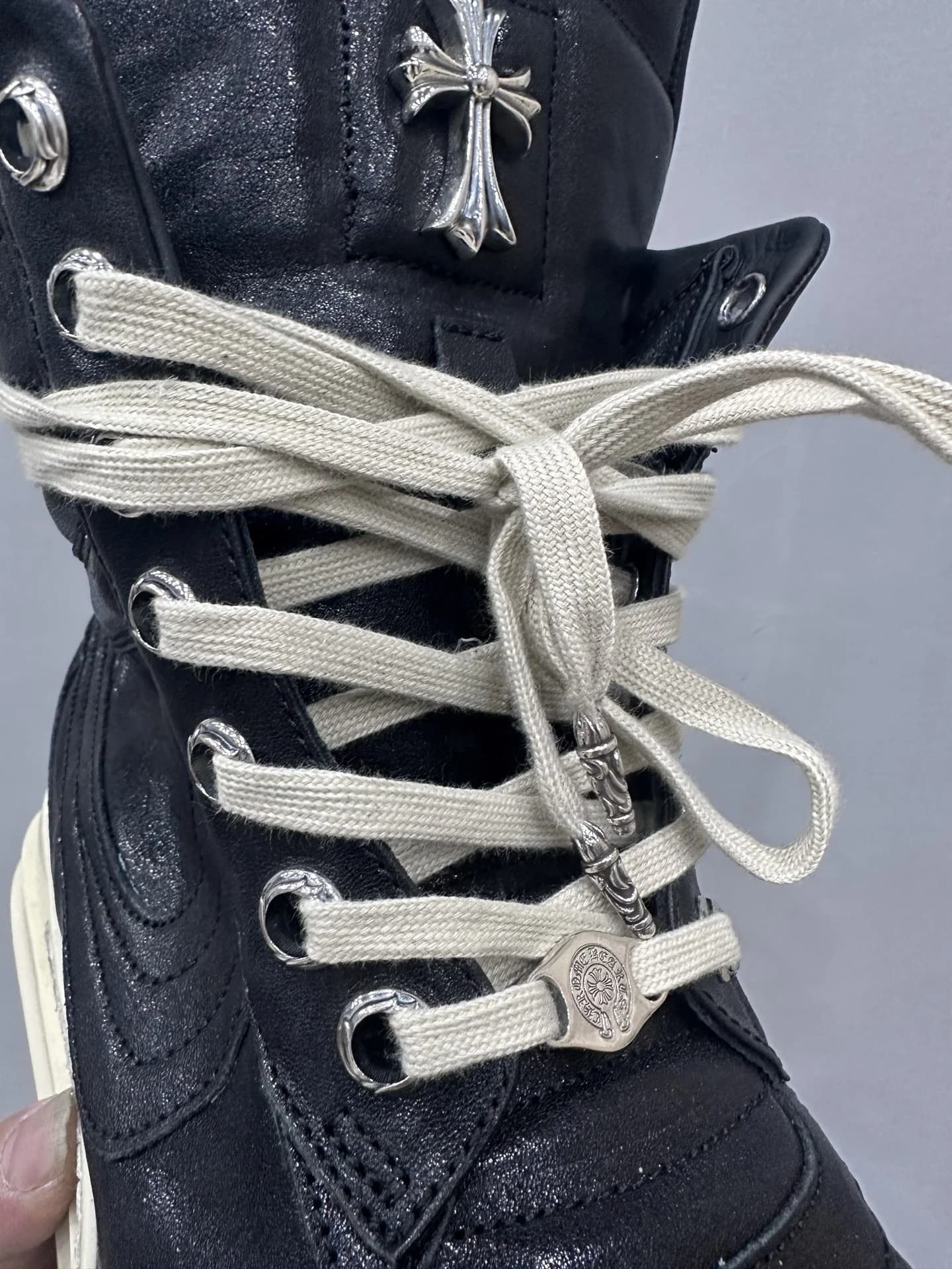 Деталь шнуровки и серебряный крест на язычке кед Chrome Hearts x Rick Owens Geobasket