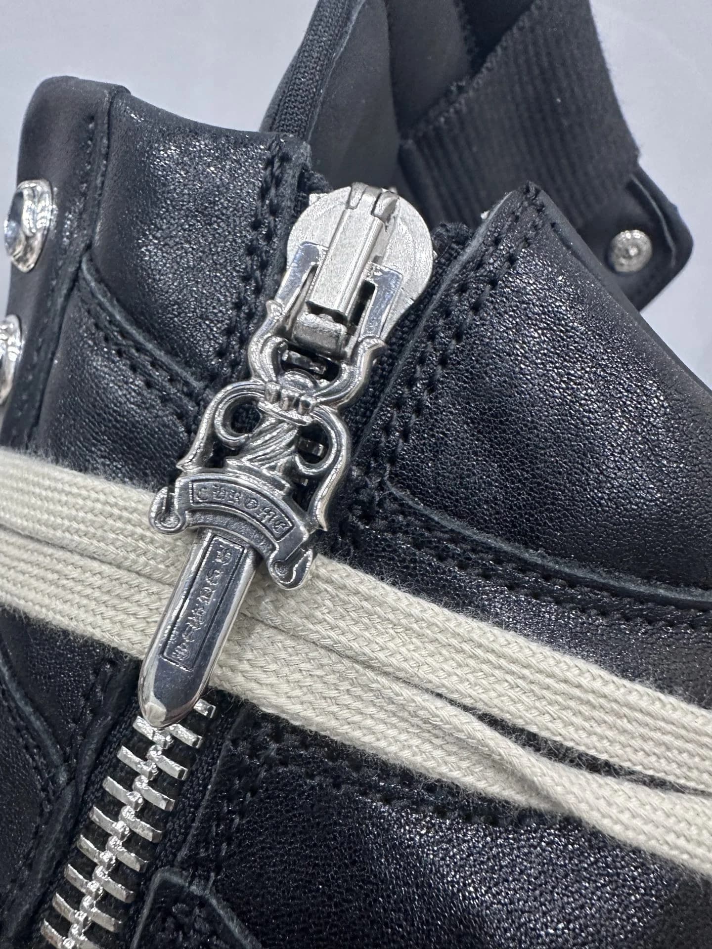 Серебряный пуллер-кинжал на молнии кед Chrome Hearts x Rick Owens Geobasket