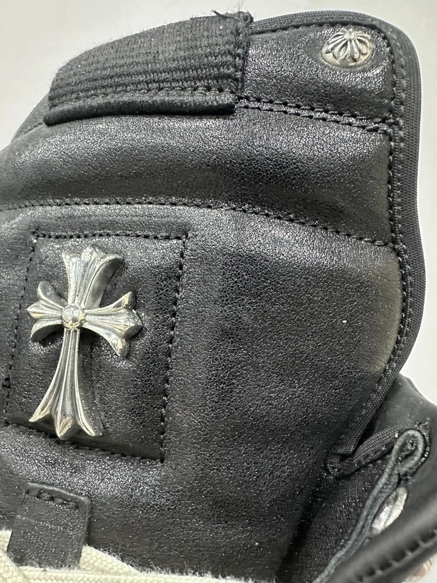 Серебряная нашивка в виде креста на кожаном язычке кед Chrome Hearts x Rick Owens Geobasket
