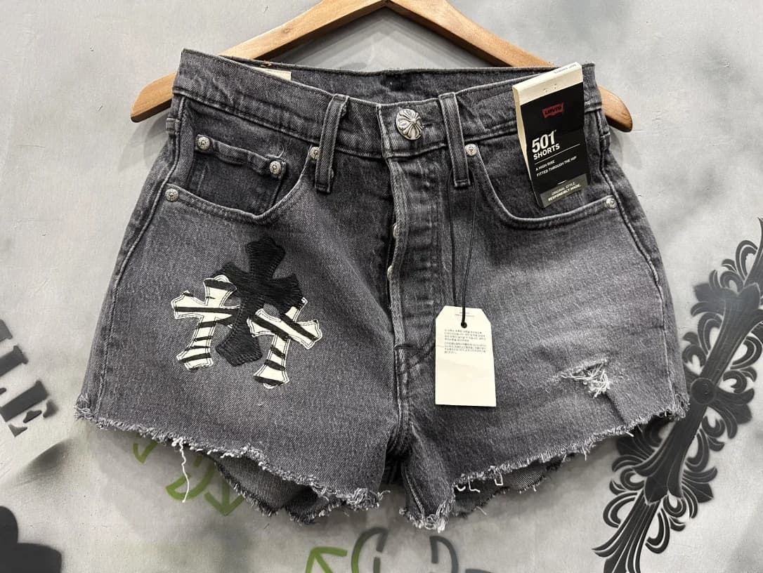 Серые джинсовые шорты Chrome Hearts x Levi's 501 с нашивками в виде крестов, вид спереди