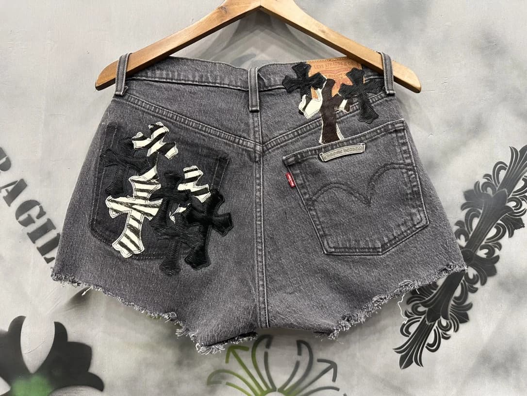 Серые джинсовые шорты Chrome Hearts x Levi's 501 с нашивками в виде крестов, вид сзади