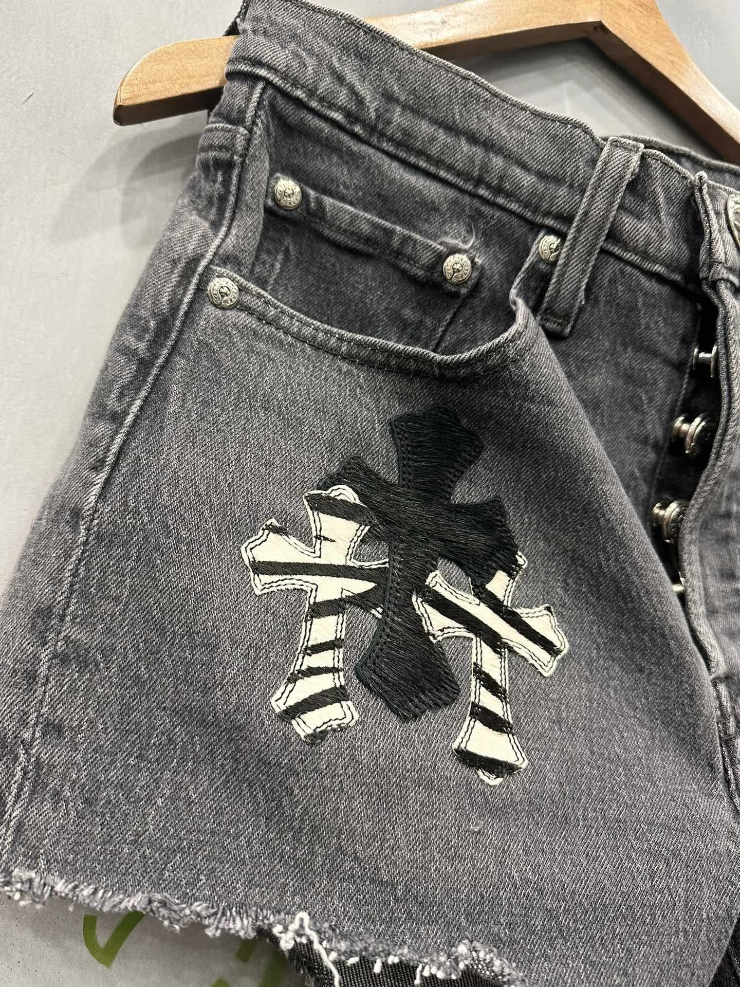Деталь нашивки в виде креста на кармане шорт Chrome Hearts