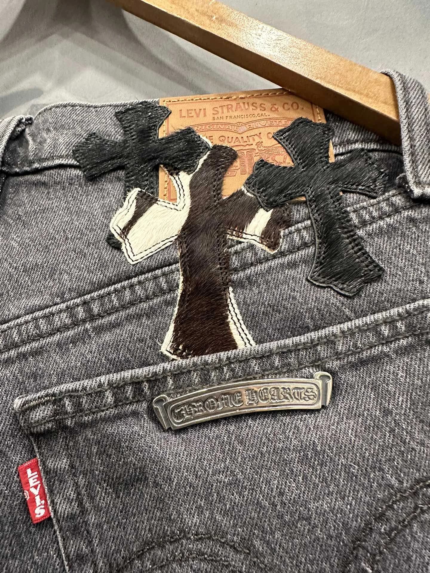 Задняя часть шорт Chrome Hearts с кожаными нашивками и фирменной серебряной пластиной