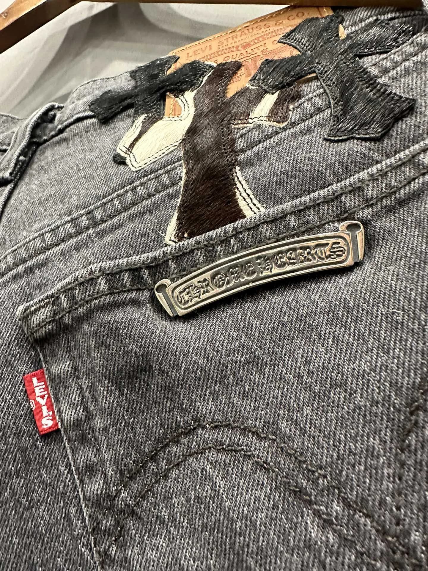 Крупный план серебряной пластины Chrome Hearts на заднем кармане шорт