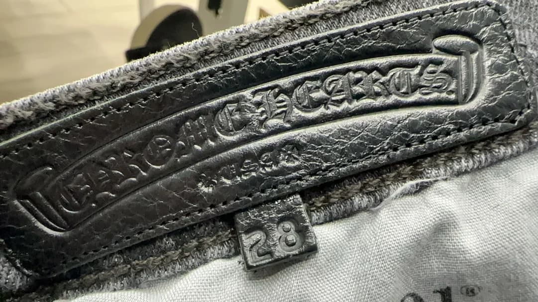 Внутренний кожаный ярлык Chrome Hearts с указанием размера 28