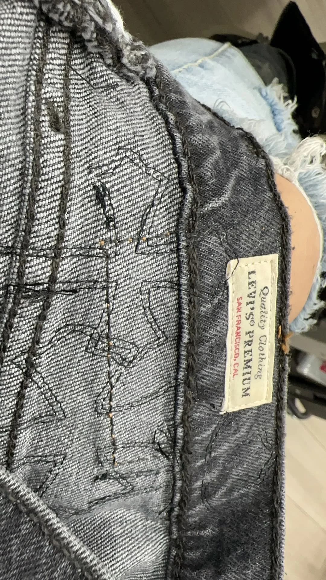 Внутренний шов и этикетка Levi's Premium на поясе шорт