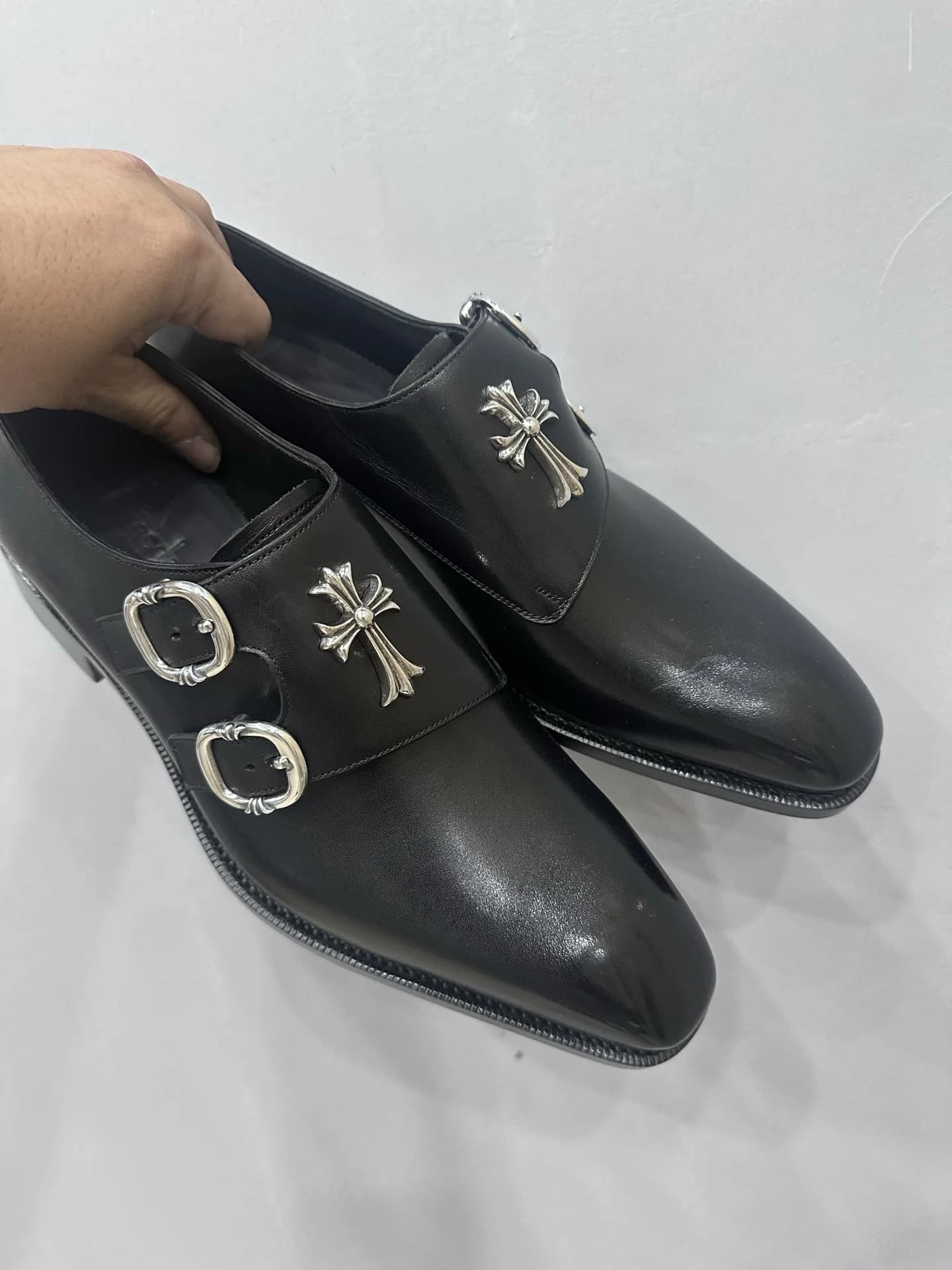 Черные кожаные туфли-монки Chrome Hearts x John Lobb с серебряной фурнитурой, вид сверху