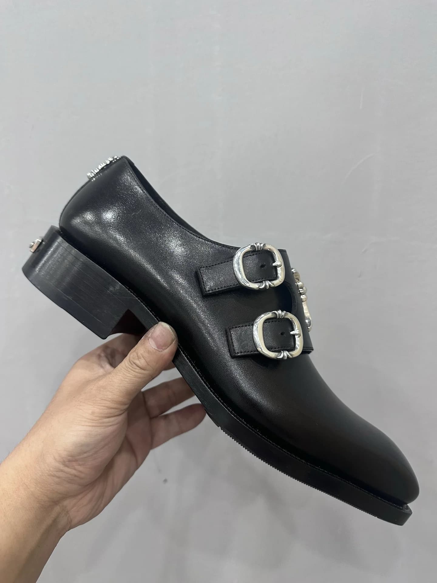 Черные кожаные туфли-монки Chrome Hearts x John Lobb сбоку, вид на пряжки