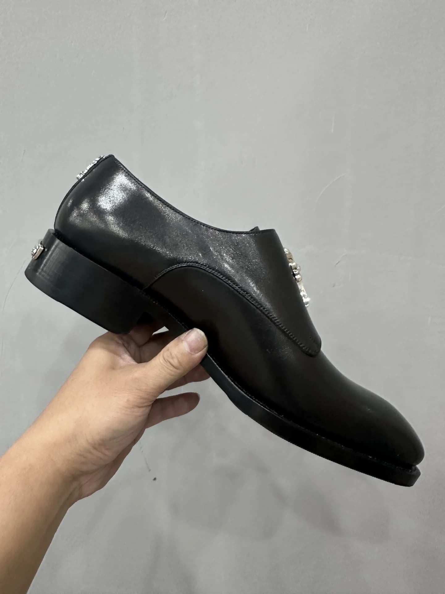 Черные кожаные туфли-монки Chrome Hearts x John Lobb сбоку, вид на внутреннюю сторону