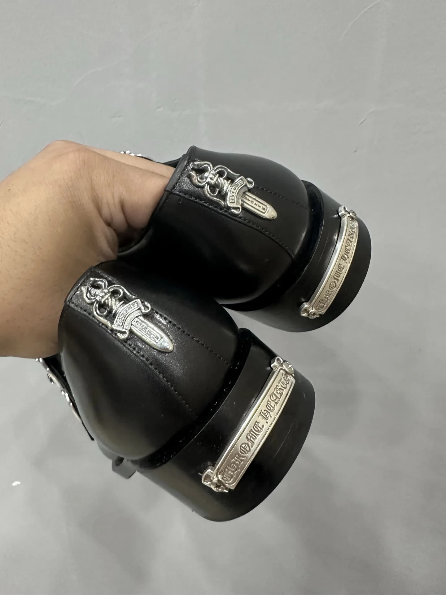 Задники черных кожаных туфель Chrome Hearts x John Lobb с серебряными деталями
