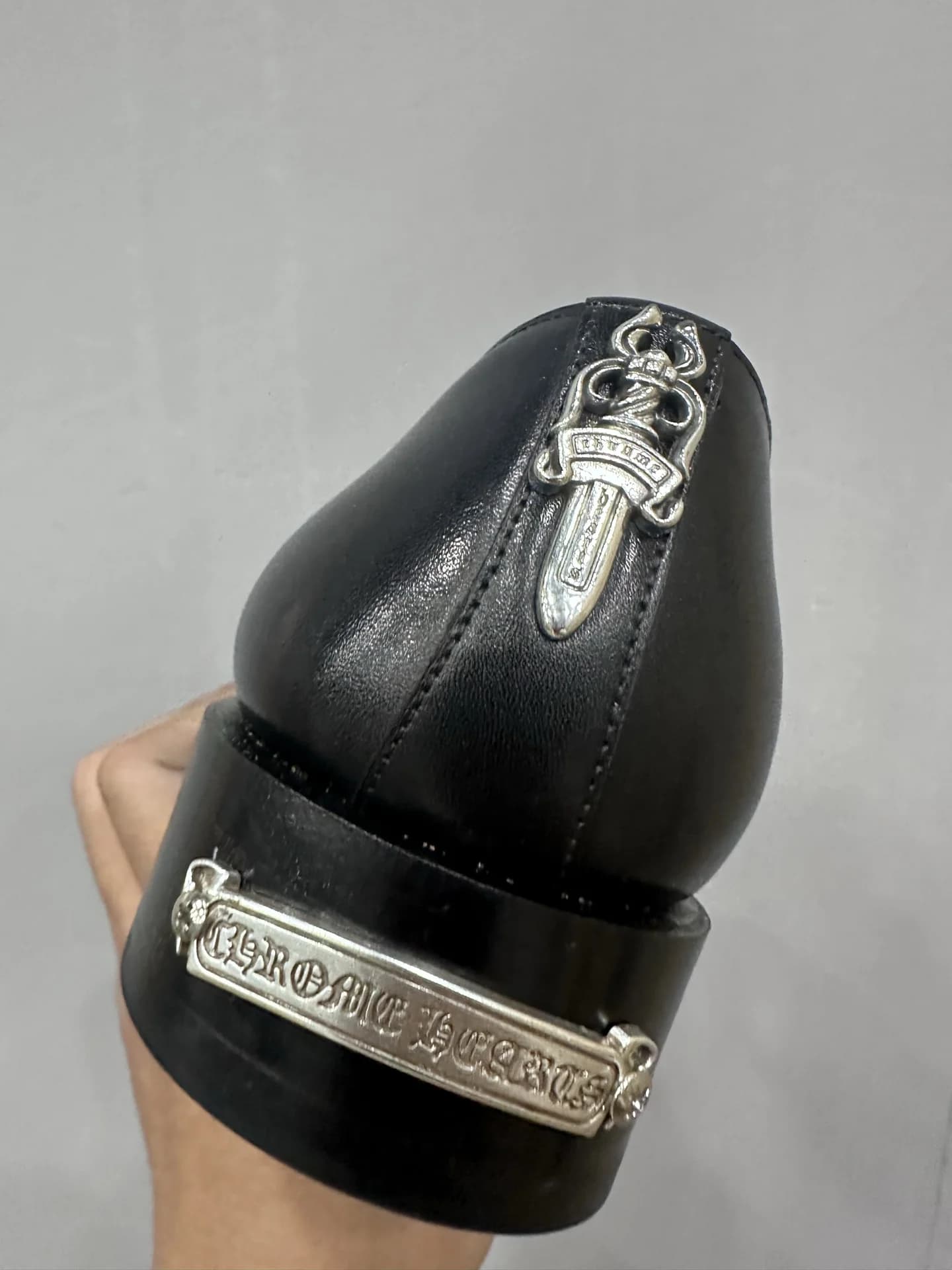 Деталь задника туфель Chrome Hearts x John Lobb с серебряным кинжалом и пластиной на каблуке