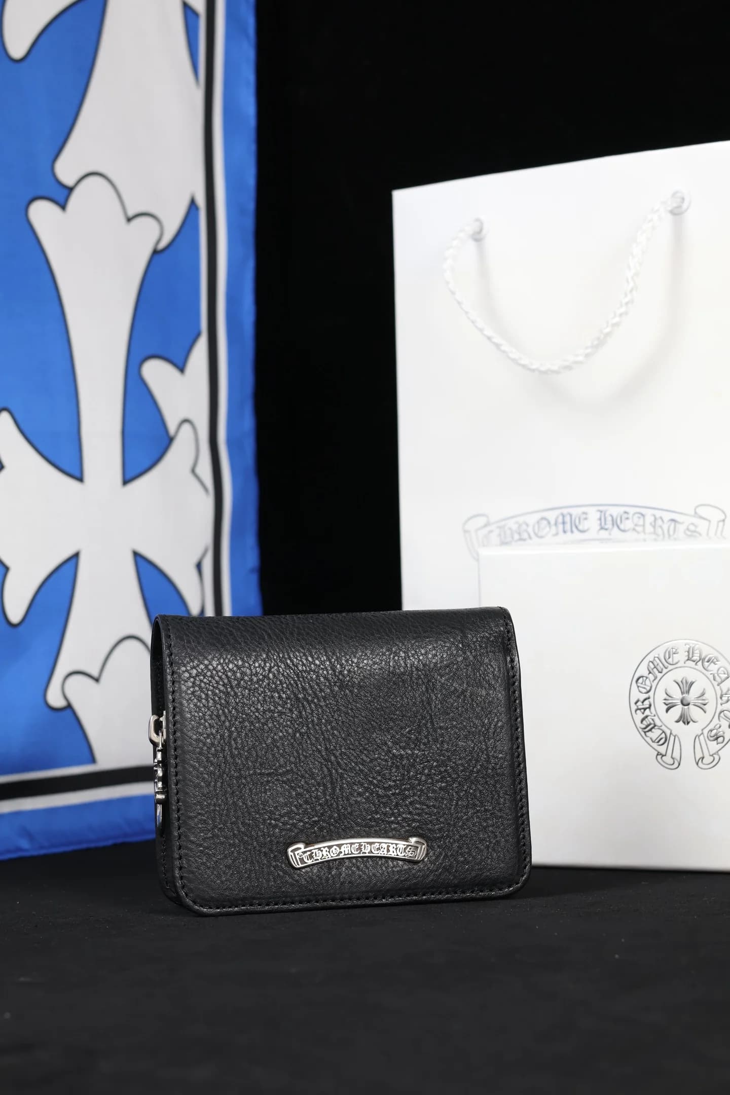 Черный кожаный кошелек с серебряной плашкой Chrome Hearts, вид спереди