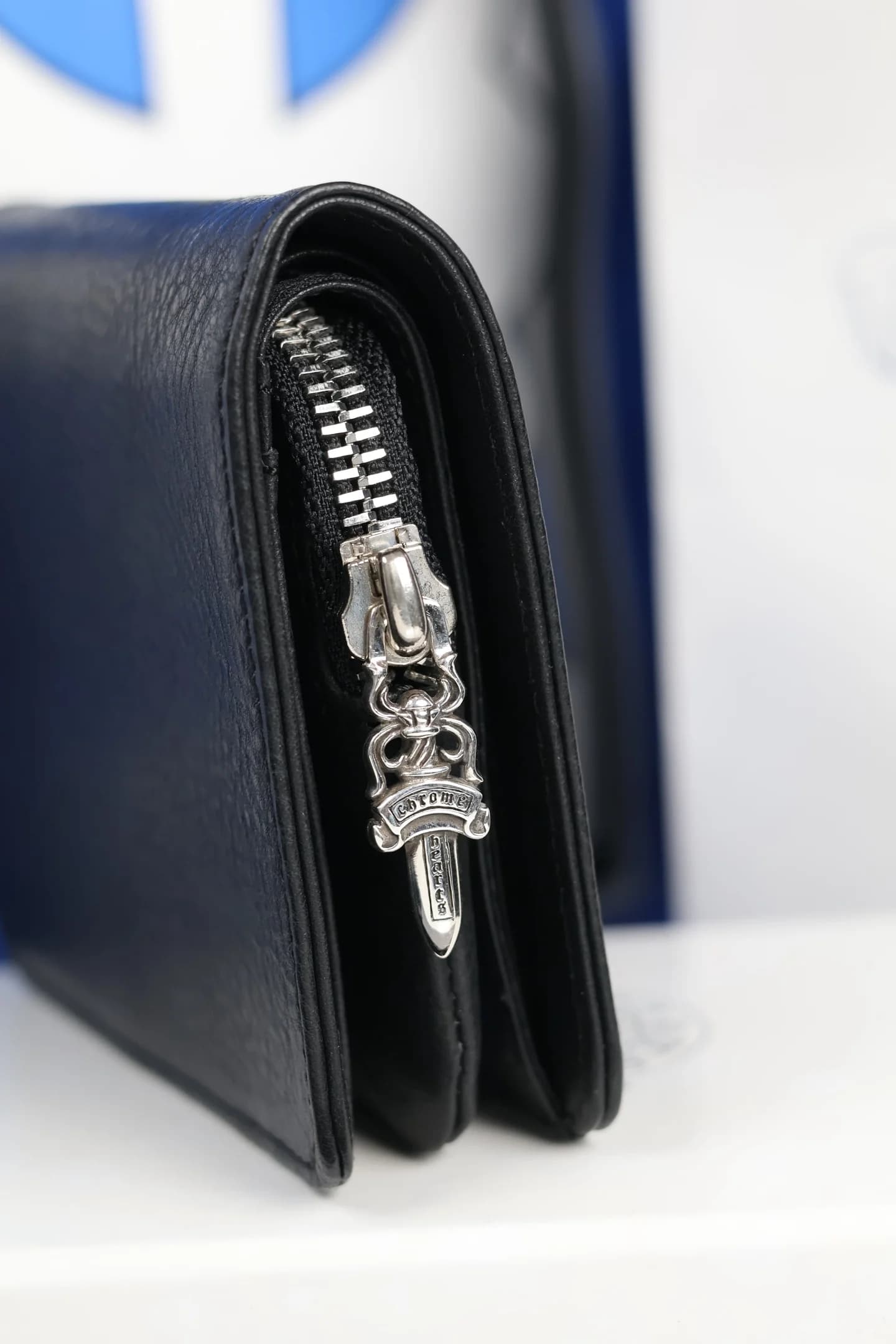 Серебряный бегунок в виде кинжала Dagger на молнии кармана