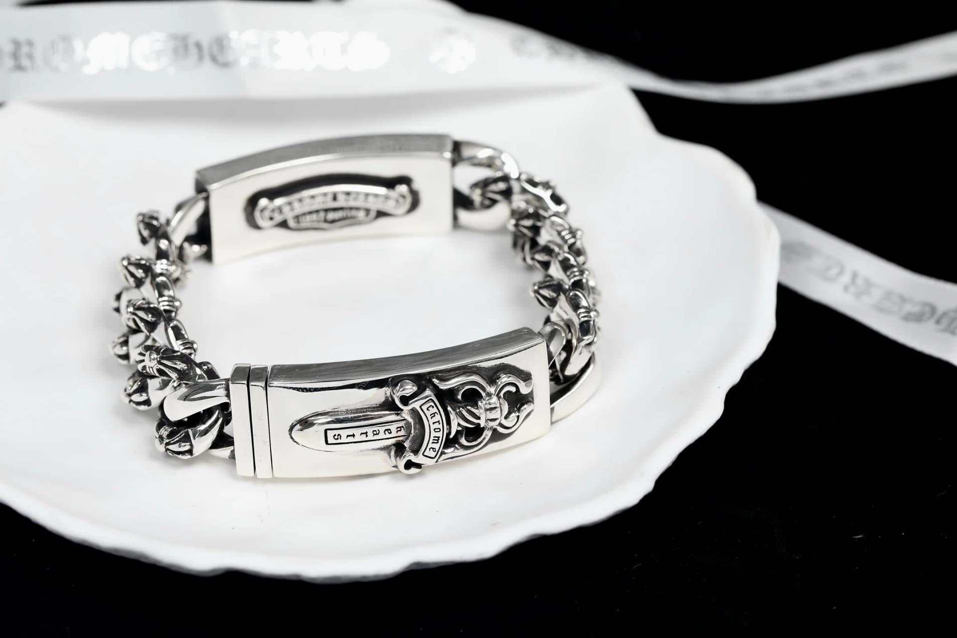 Браслет-цепь Chrome Hearts со стороны пластины с рельефным кинжалом Dagger