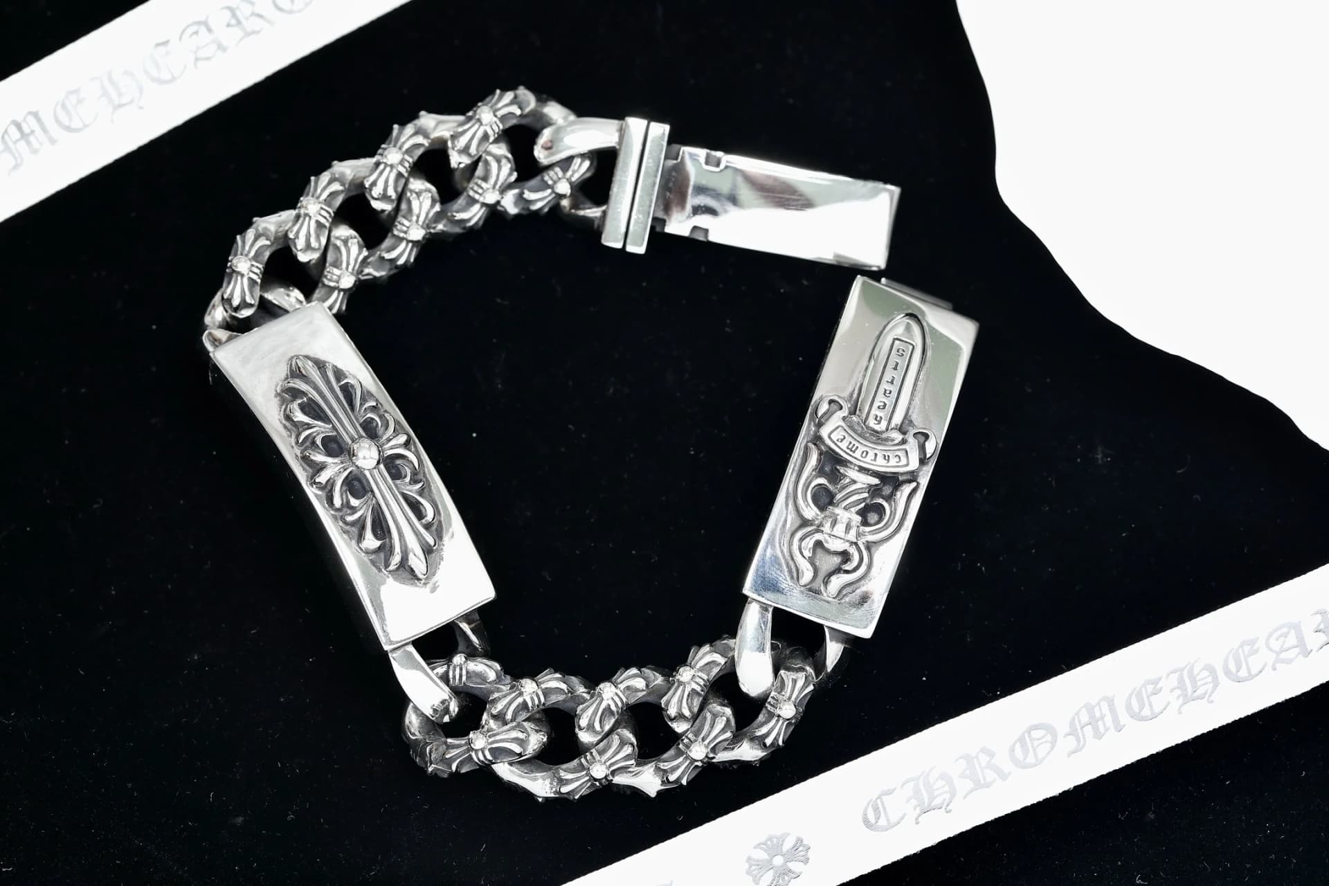 Серебряный браслет-цепь Chrome Hearts с пластинами Floral Cross и Dagger на черном фоне