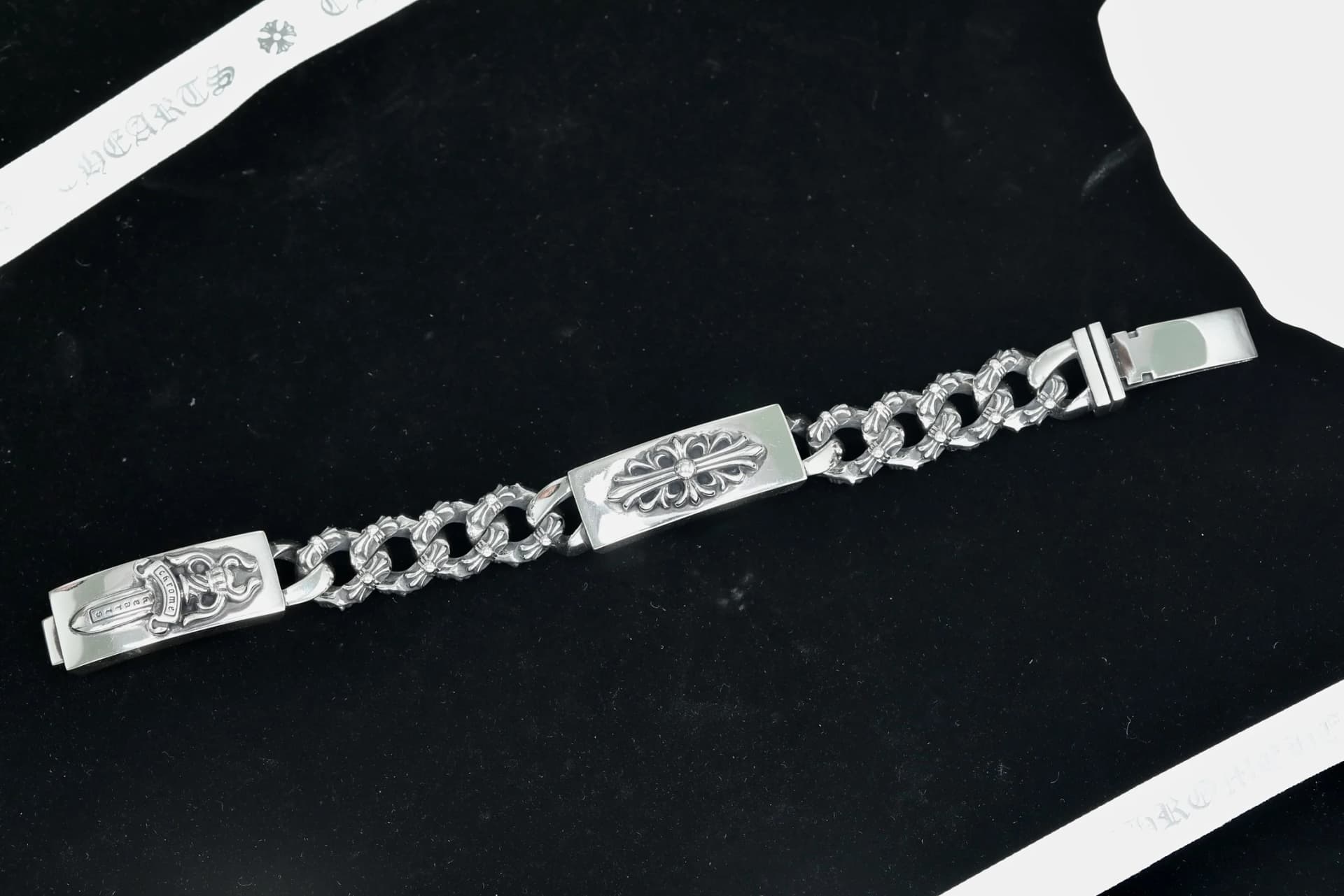 Серебряный браслет Chrome Hearts в развернутом виде