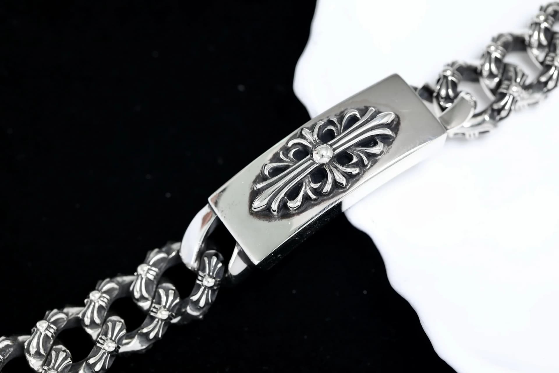 Крупный план центральной пластины браслета с узором Floral Cross