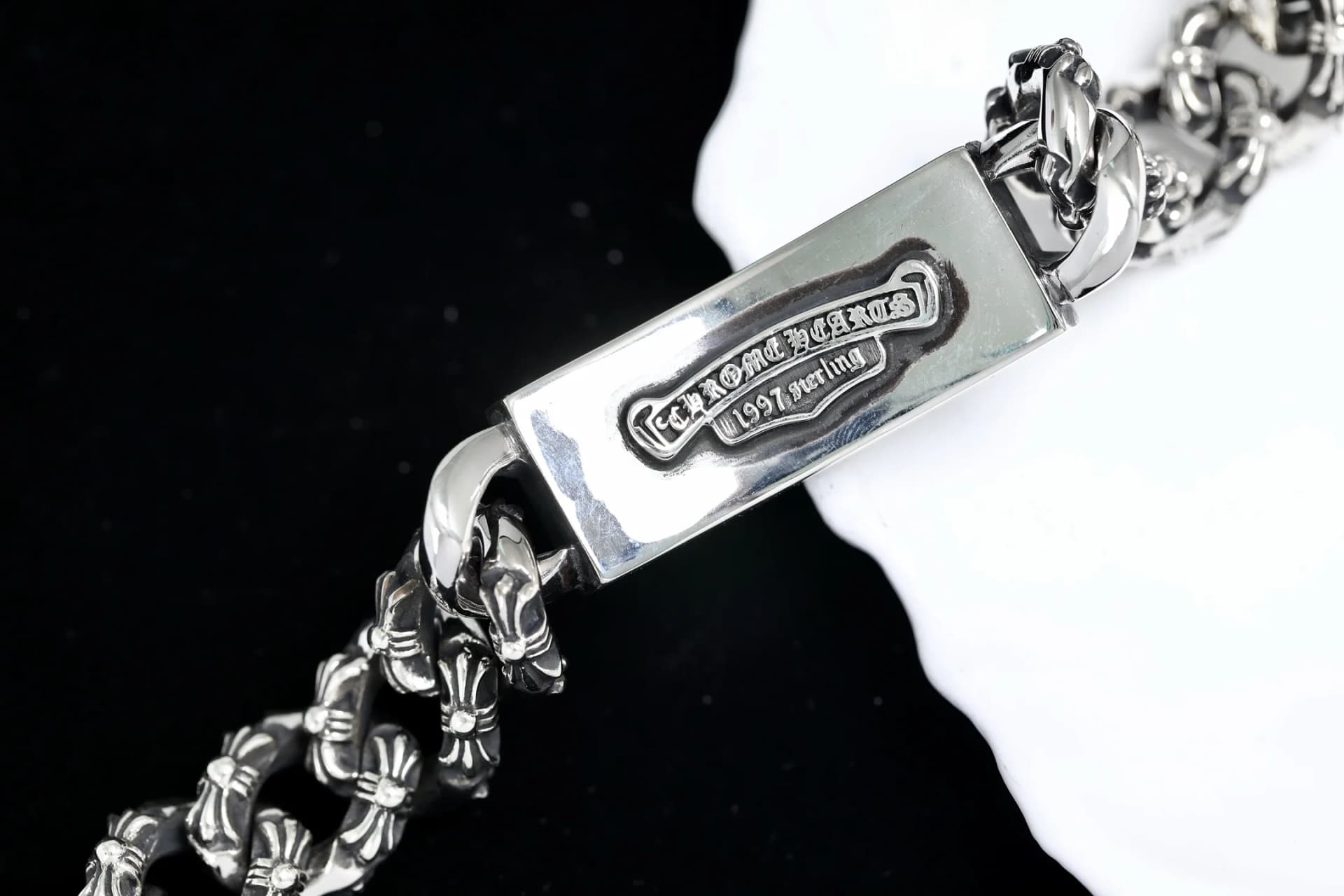 Обратная сторона пластины браслета Chrome Hearts с фирменной гравировкой бренда