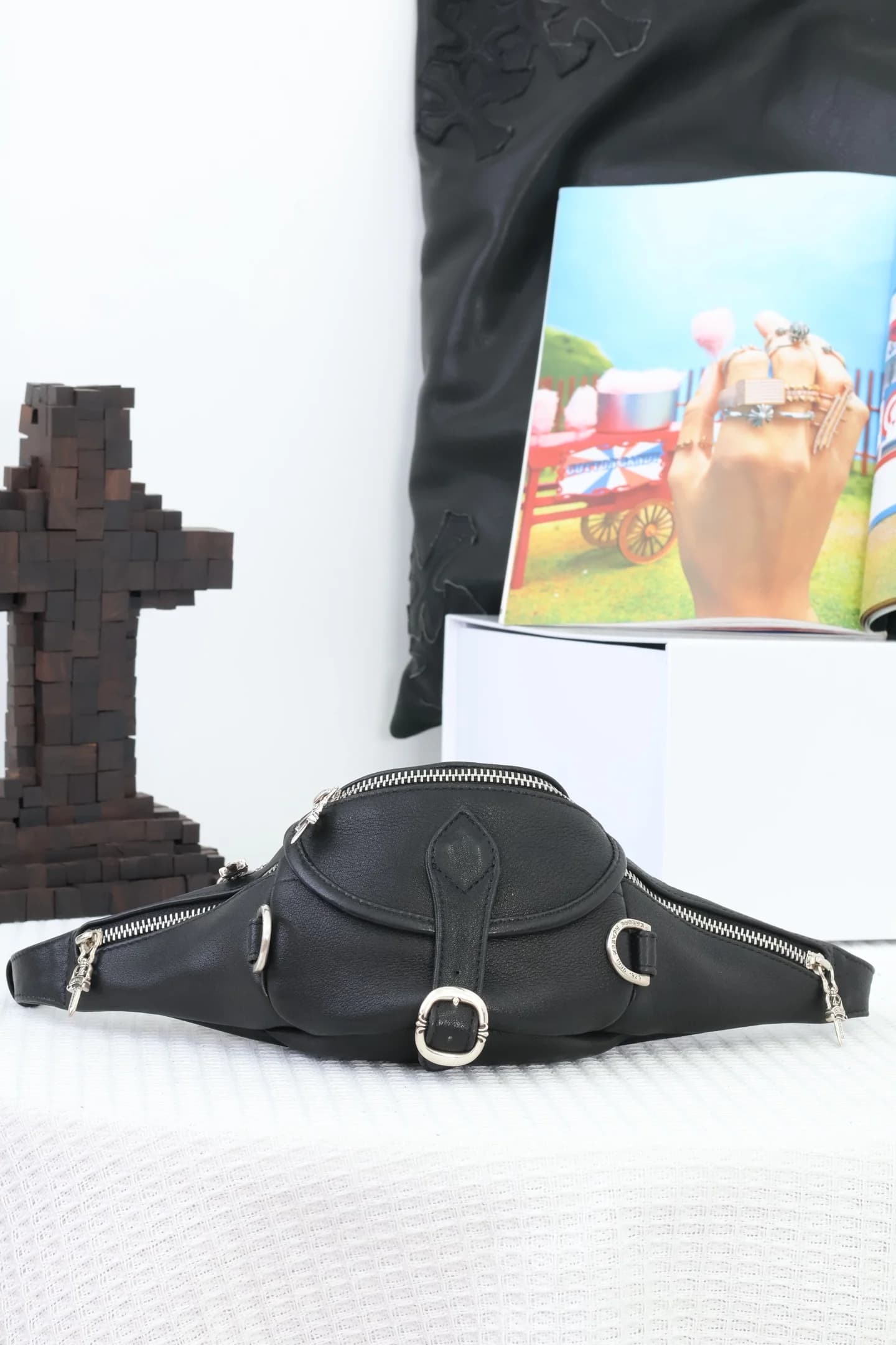 Фронтальный вид чёрной кожаной поясной сумки Chrome Hearts Snat Pack Mini