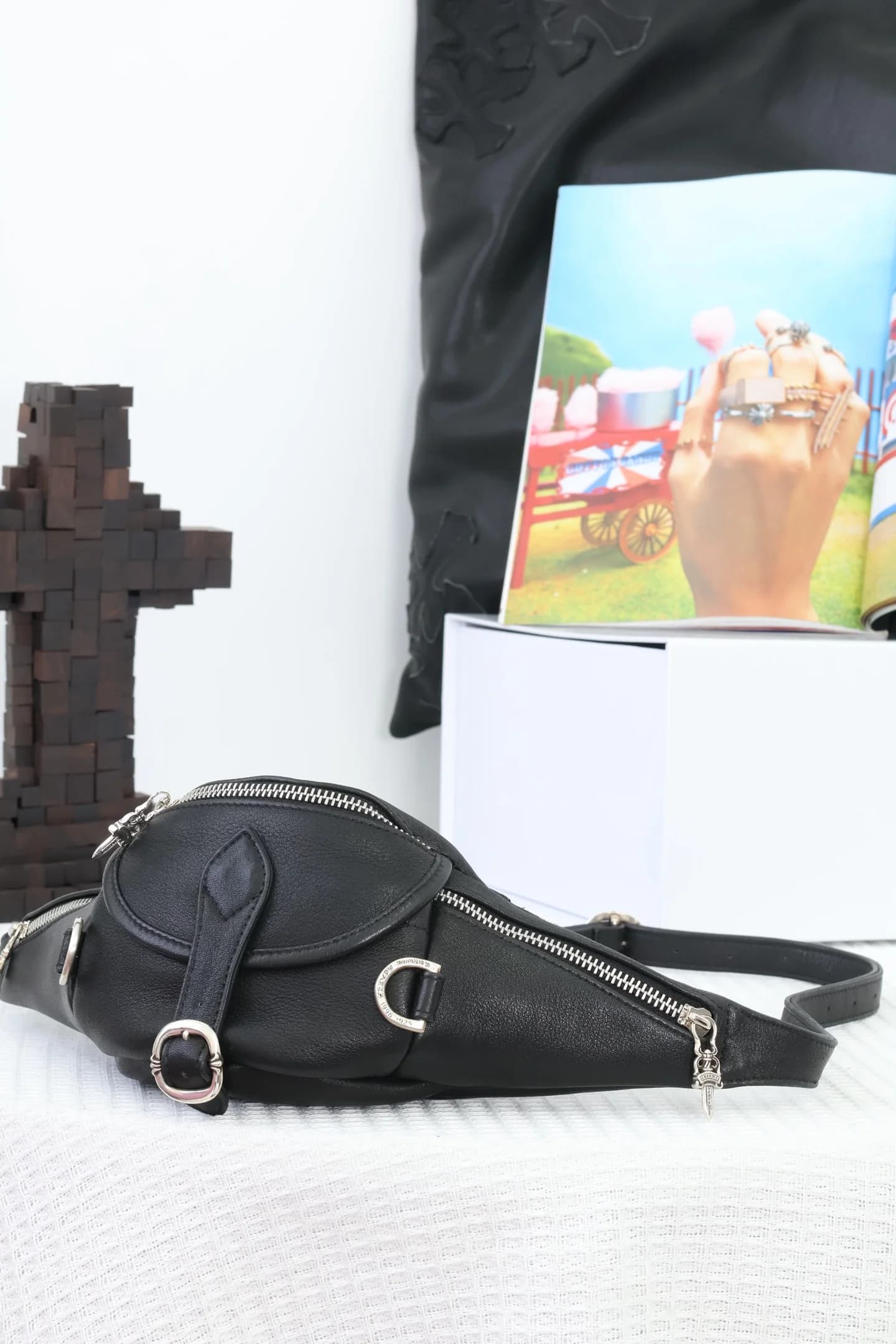 Поясная сумка Chrome Hearts Snat Pack Mini в горизонтальном положении