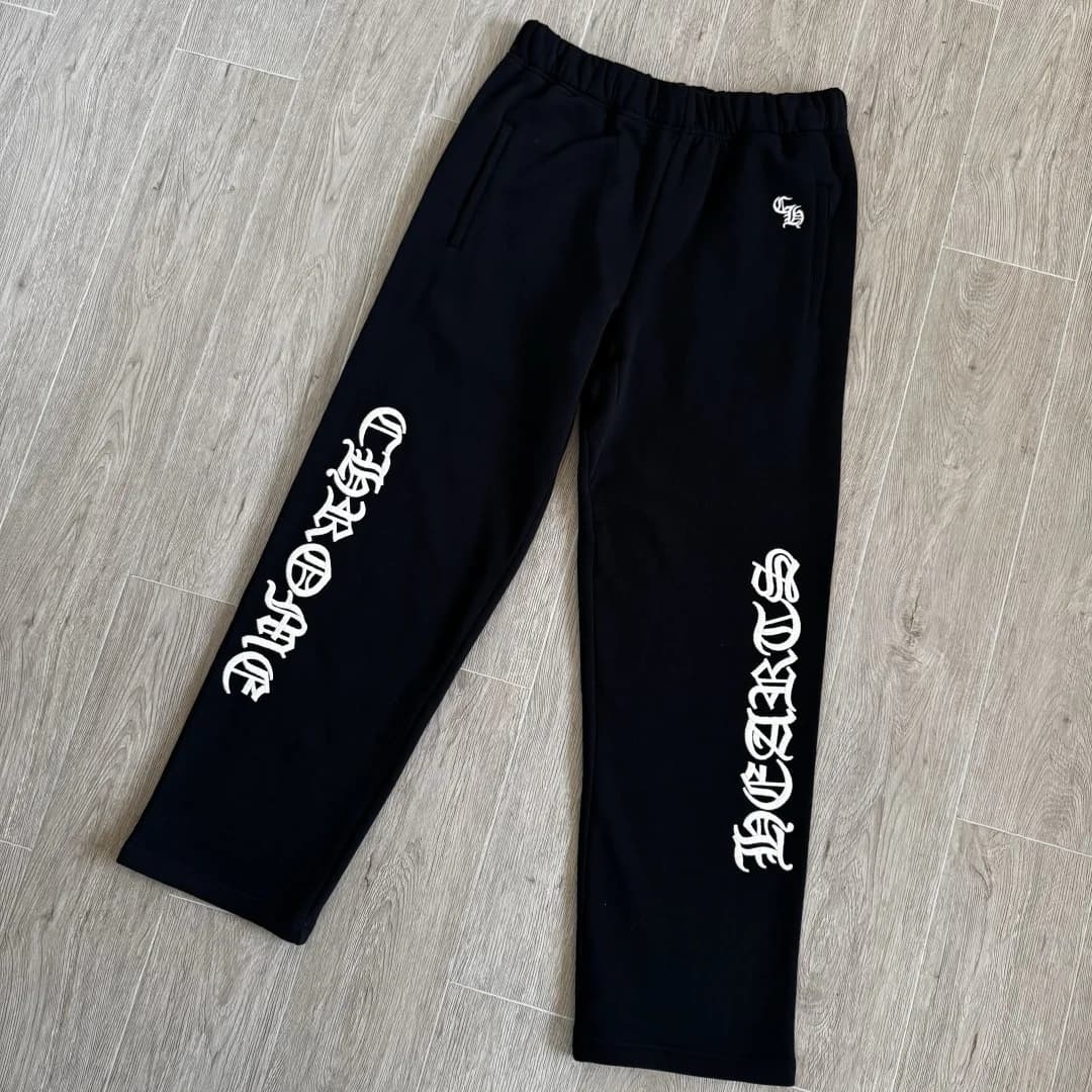 Черные спортивные штаны Chrome Hearts под углом