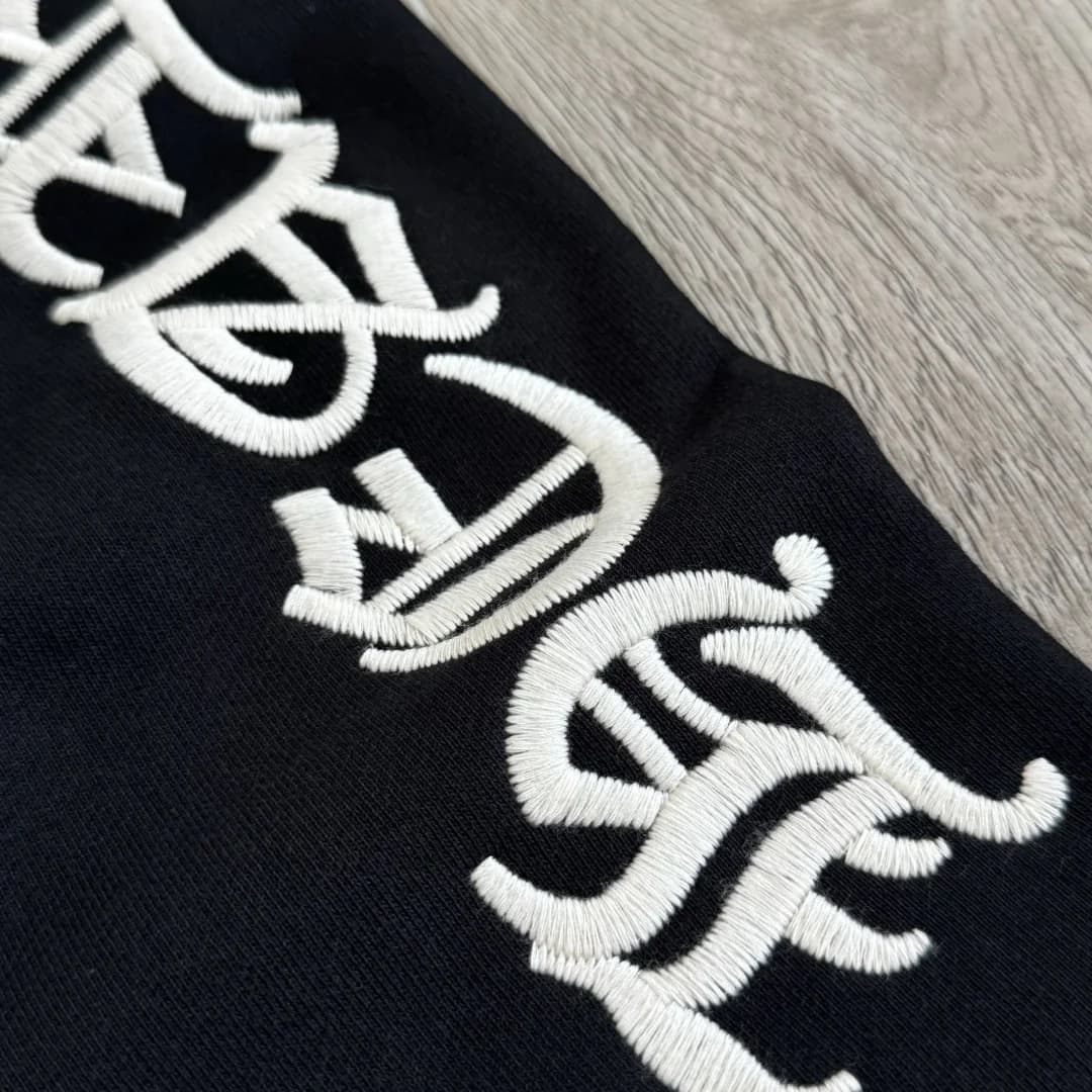 Деталь вышивки Chrome Hearts на штанине