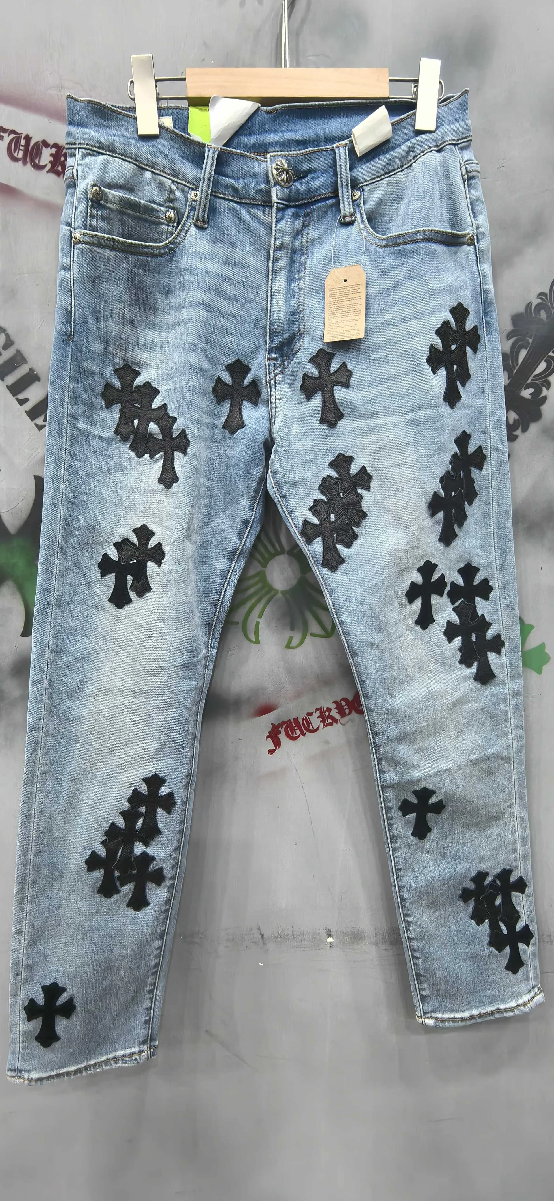 Голубые джинсы Chrome Hearts x Levi's 511 с черными нашивками-крестами, вид спереди