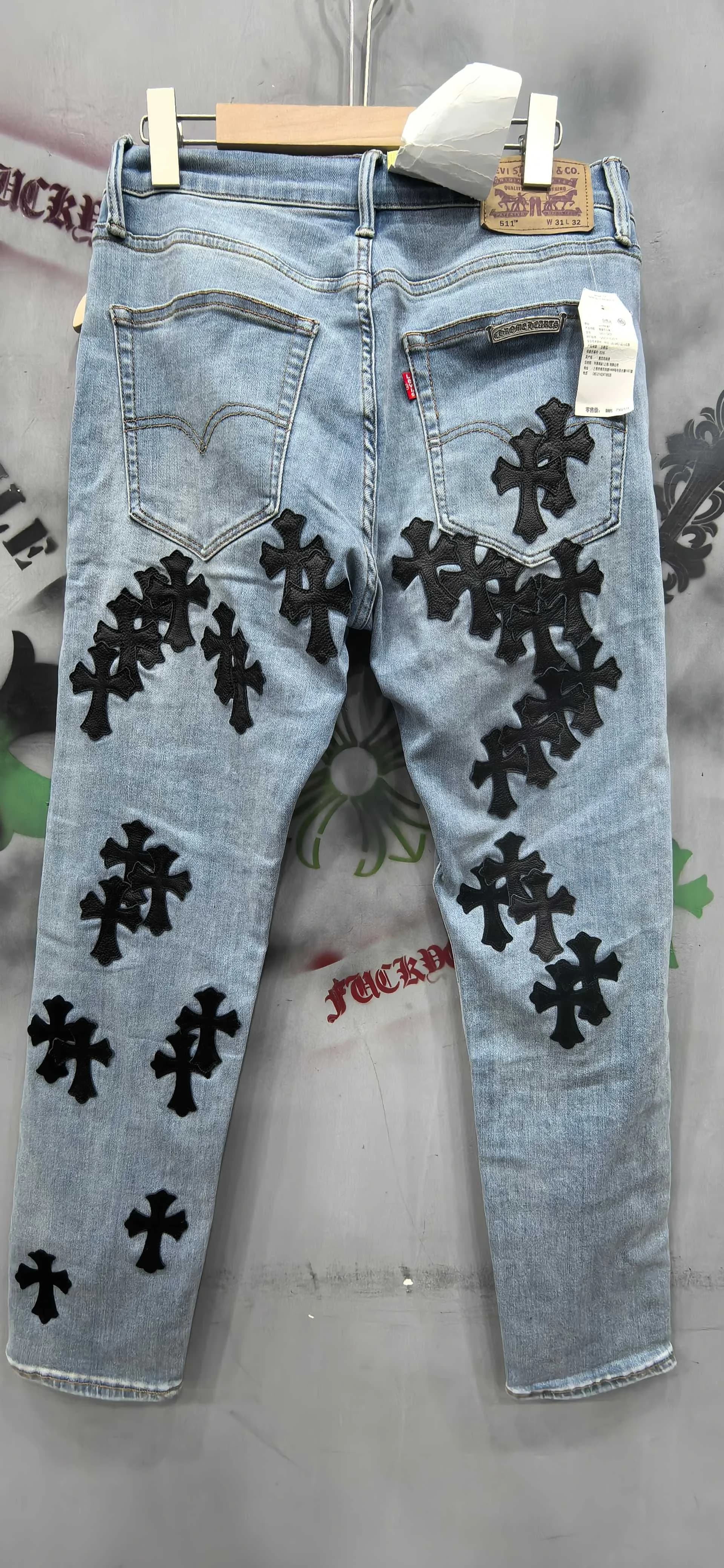 Голубые джинсы Chrome Hearts x Levi's 511 с черными нашивками-крестами, вид сзади