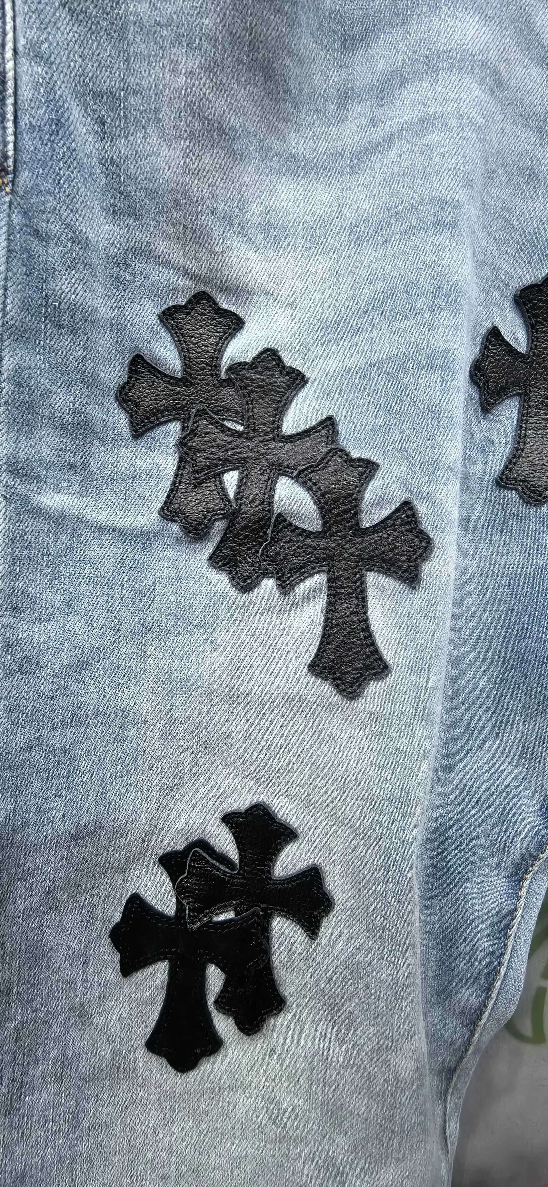Деталь нашивок в виде крестов из черной кожи на джинсах Chrome Hearts x Levi's 511