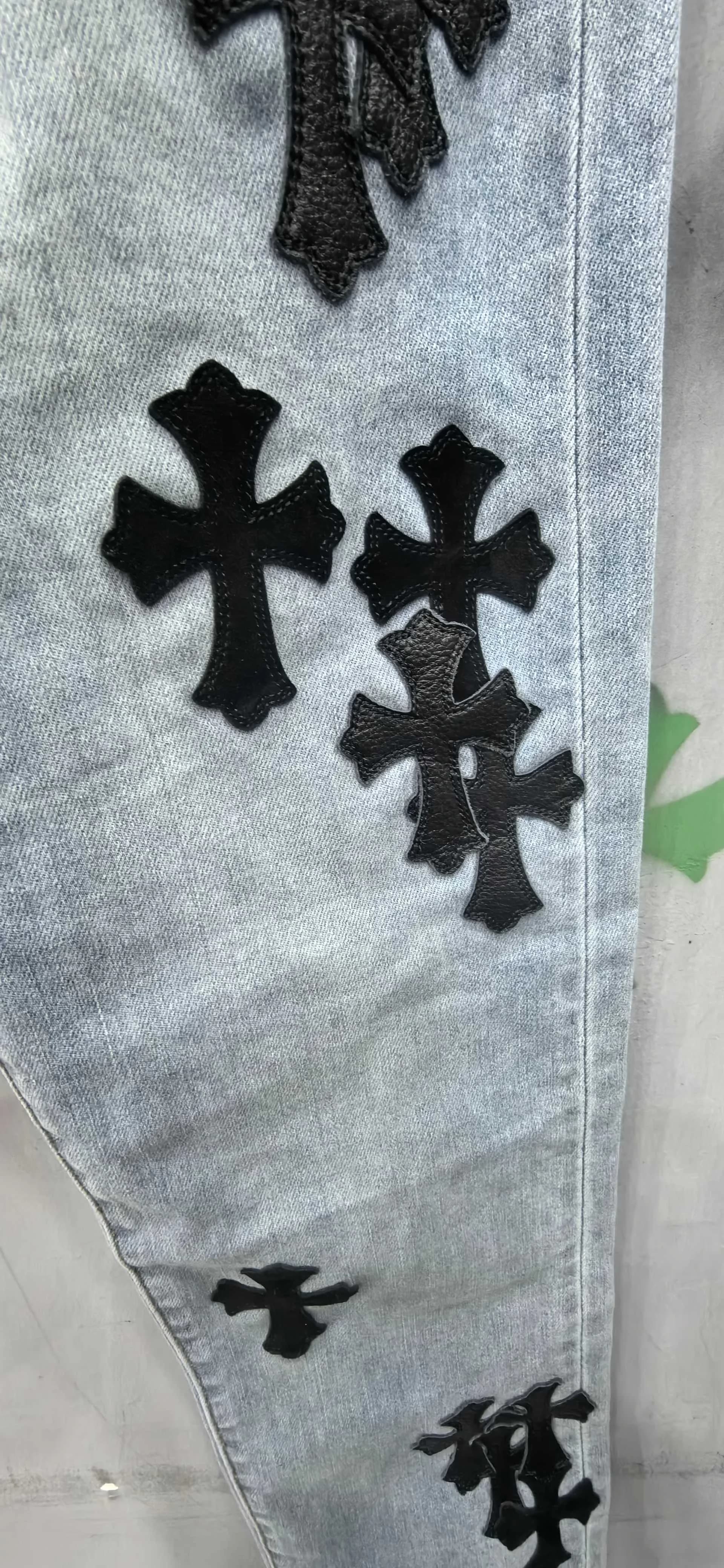 Крупный план кожаных нашивок-крестов на голубом дениме Chrome Hearts x Levi's 511