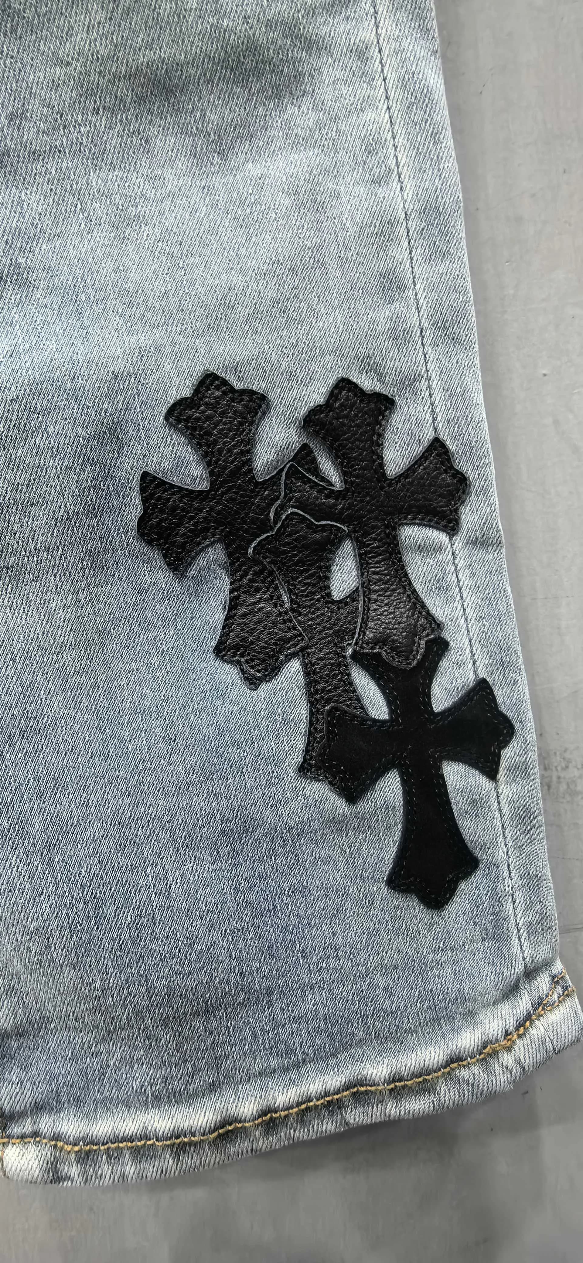 Текстура нашивки из меха пони на джинсах Chrome Hearts x Levi's 511