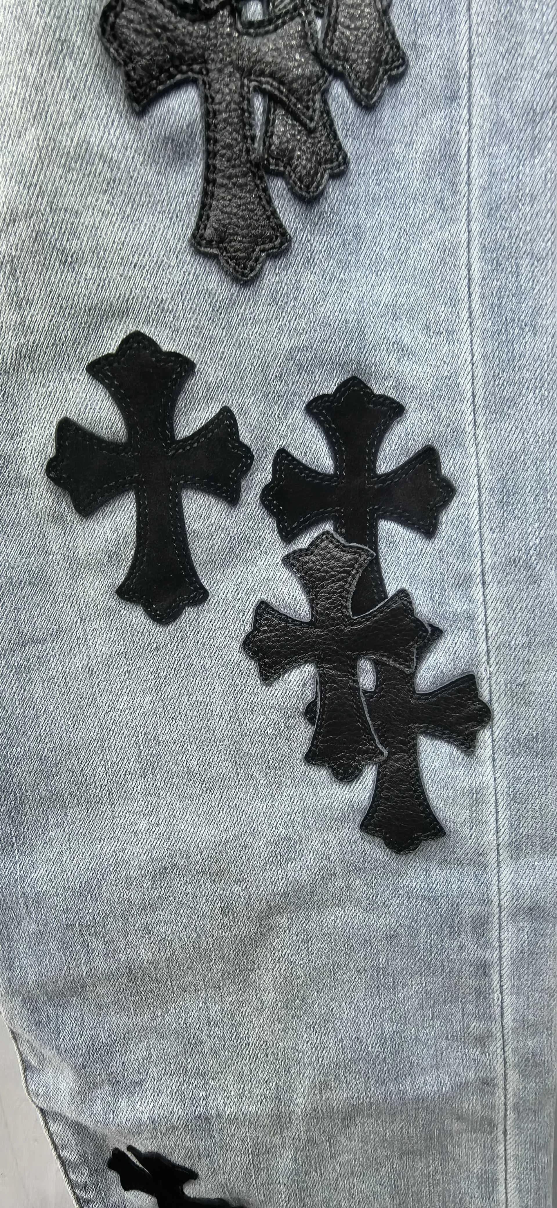 Декоративные нашивки-кресты на штанине джинсов Chrome Hearts x Levi's 511
