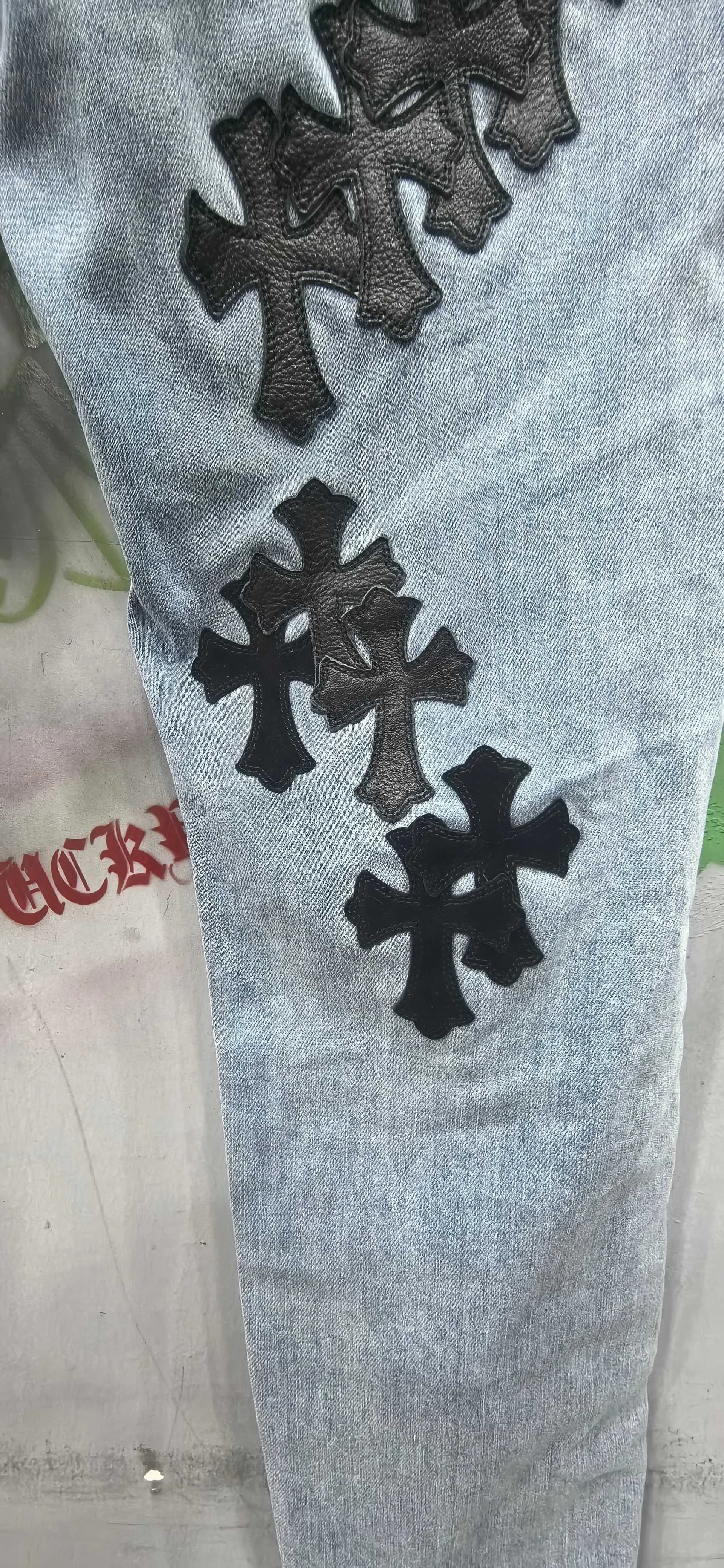 Расположение нашивок-крестов на джинсах Chrome Hearts x Levi's 511