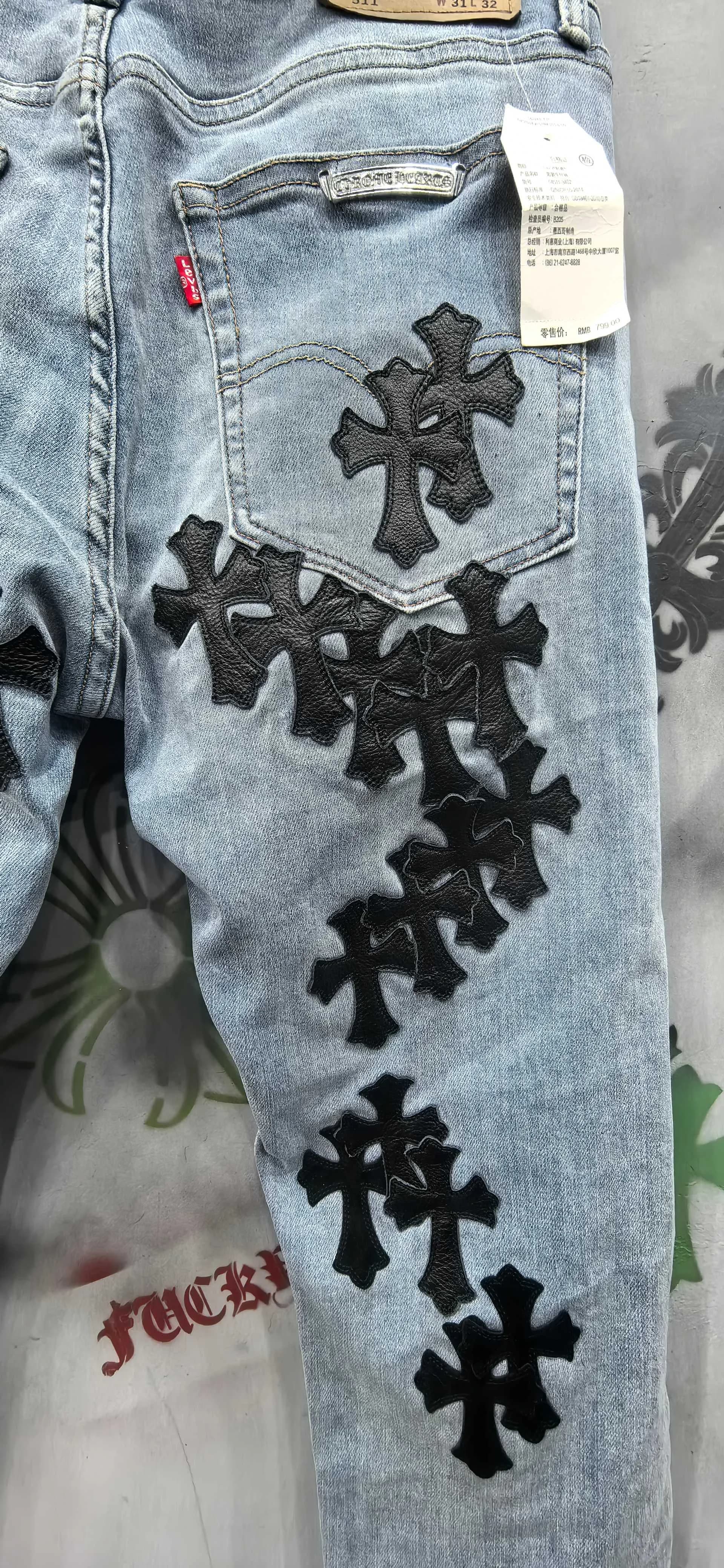 Задний карман джинсов Chrome Hearts x Levi's 511 с фирменной серебряной деталью