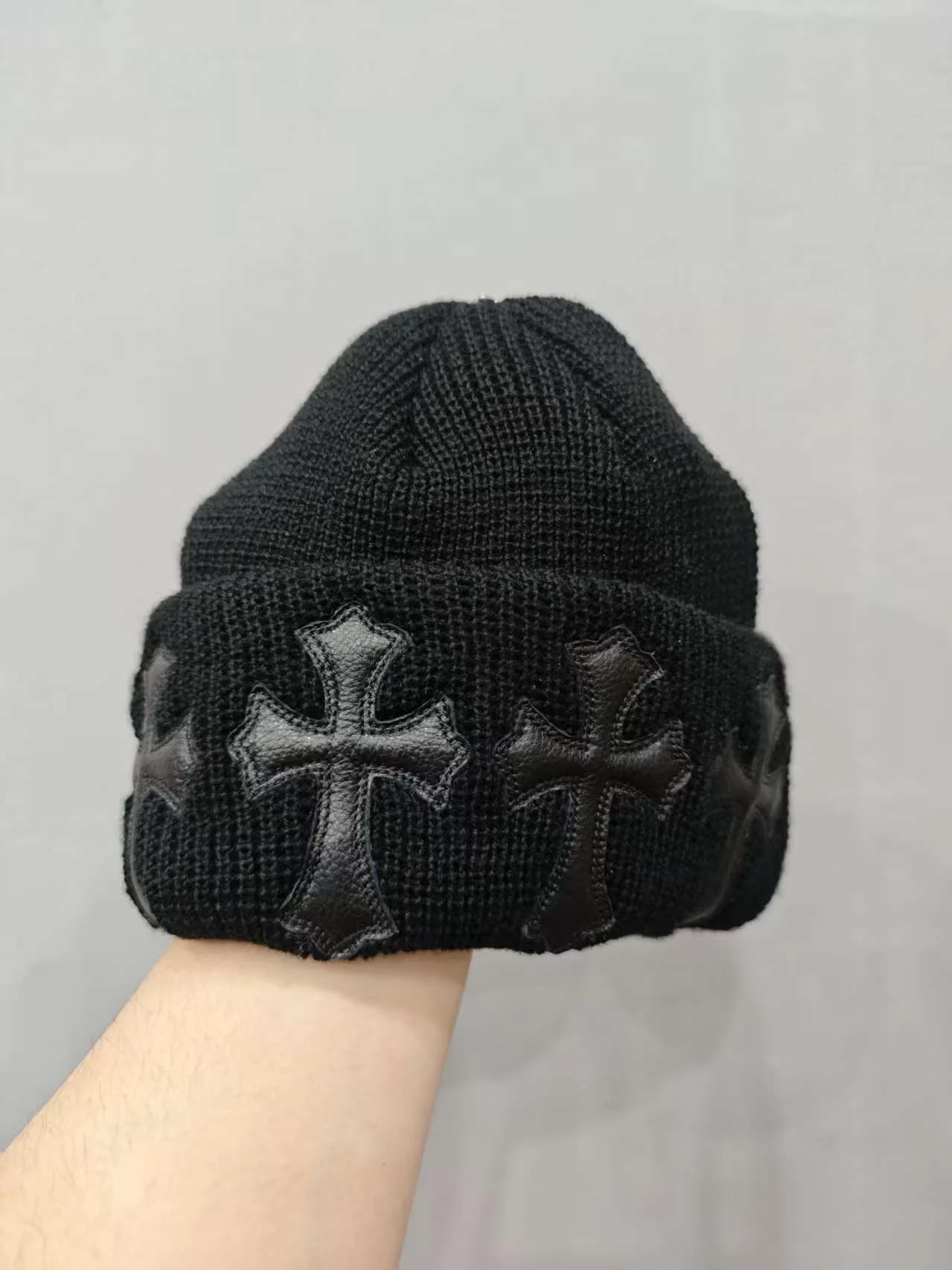 Черная вязаная шапка-бини Chrome Hearts с кожаными нашивками в виде крестов на отвороте