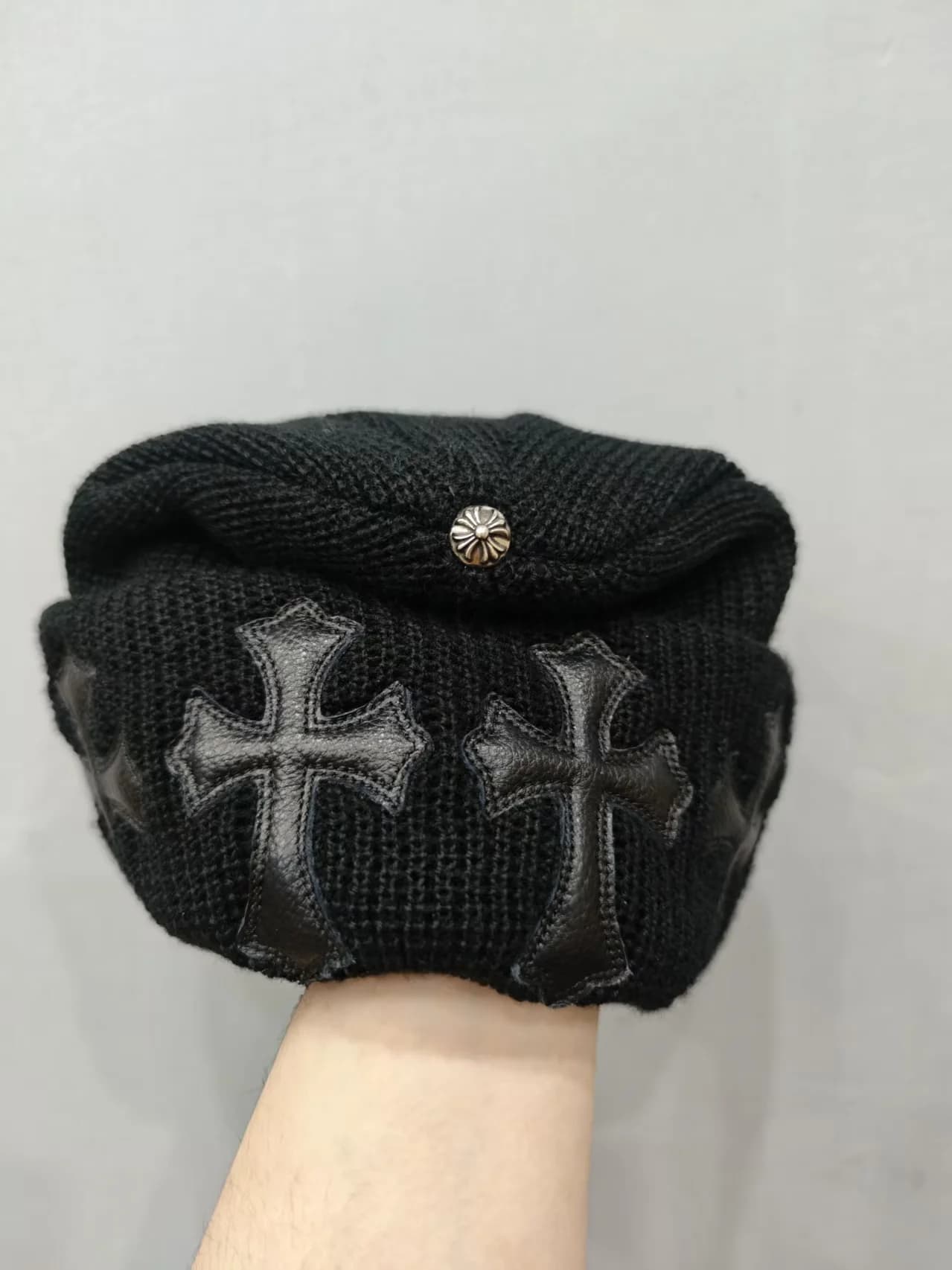 Черная кашемировая шапка Chrome Hearts с серебряной деталью на макушке и кожаным декором