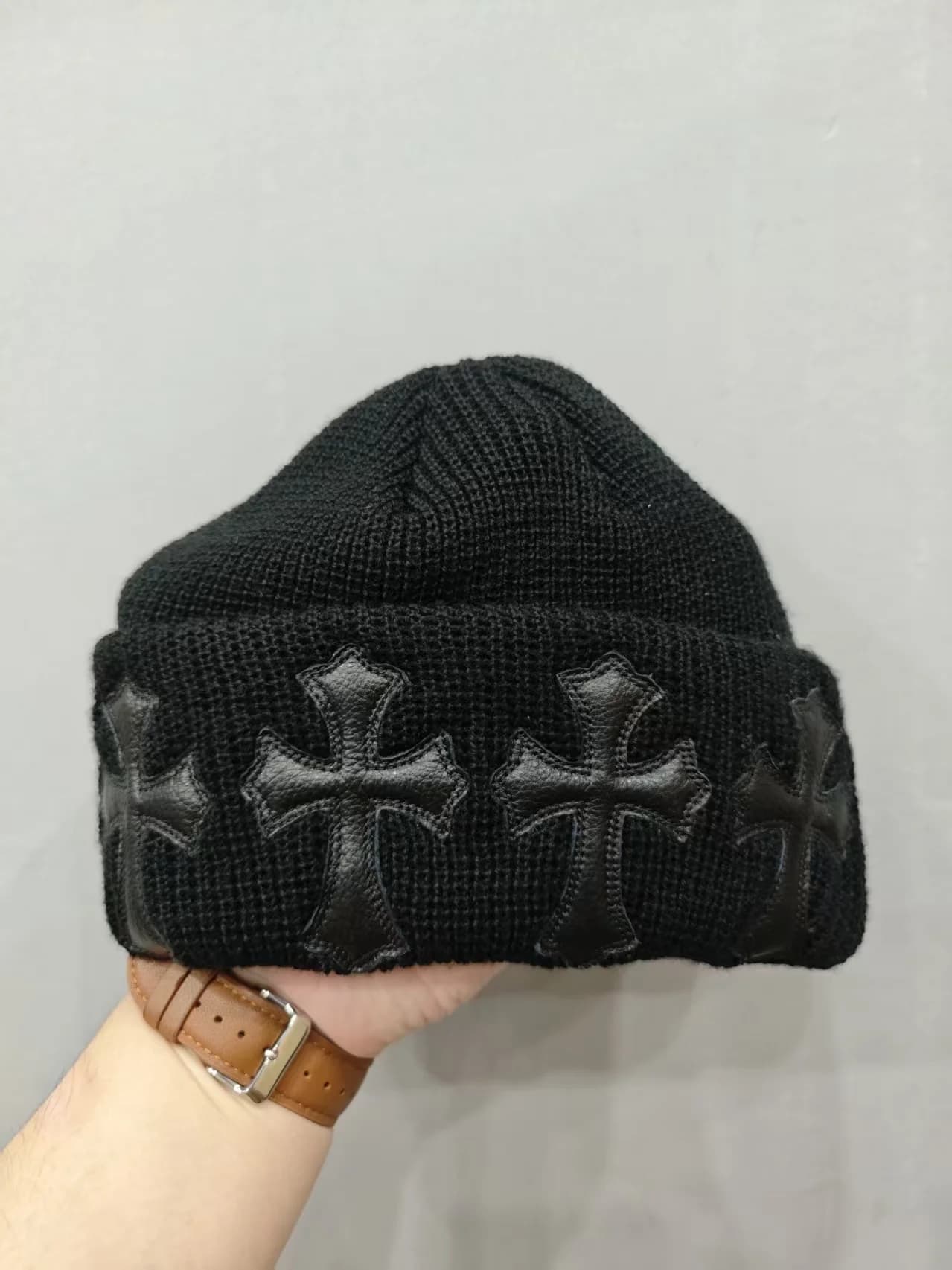 Вязаная шапка Chrome Hearts с отворотом и кожаными крестами, вид сбоку